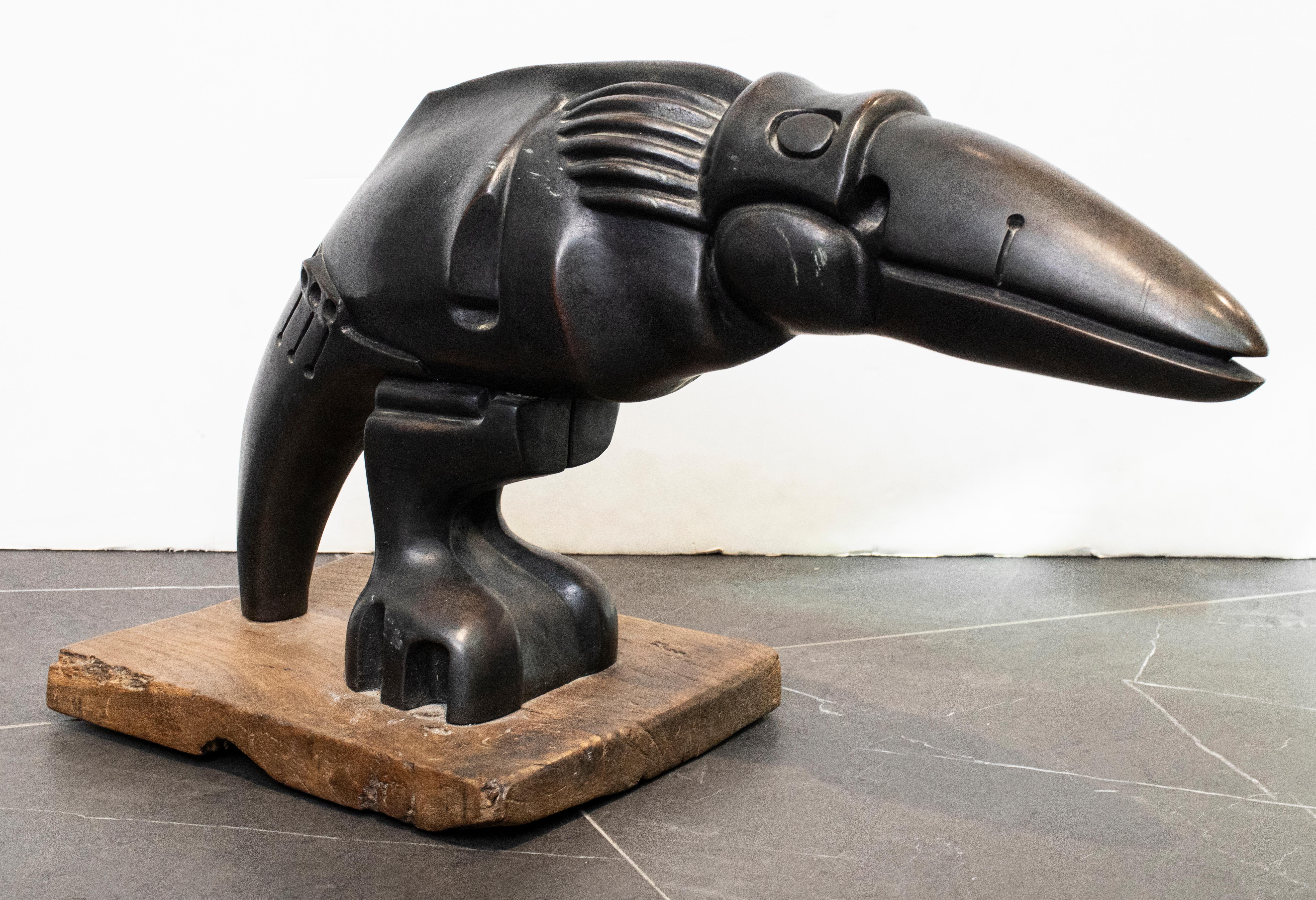 Sculpture moderne en bronze moulé et patiné d'Alexandra Lazareff représentant un animal abstrait en forme d'oiseau, montée sur une base en bois, signée et numérotée '1/20' au dos de la patte de l'oiseau. Mesures : 15,5