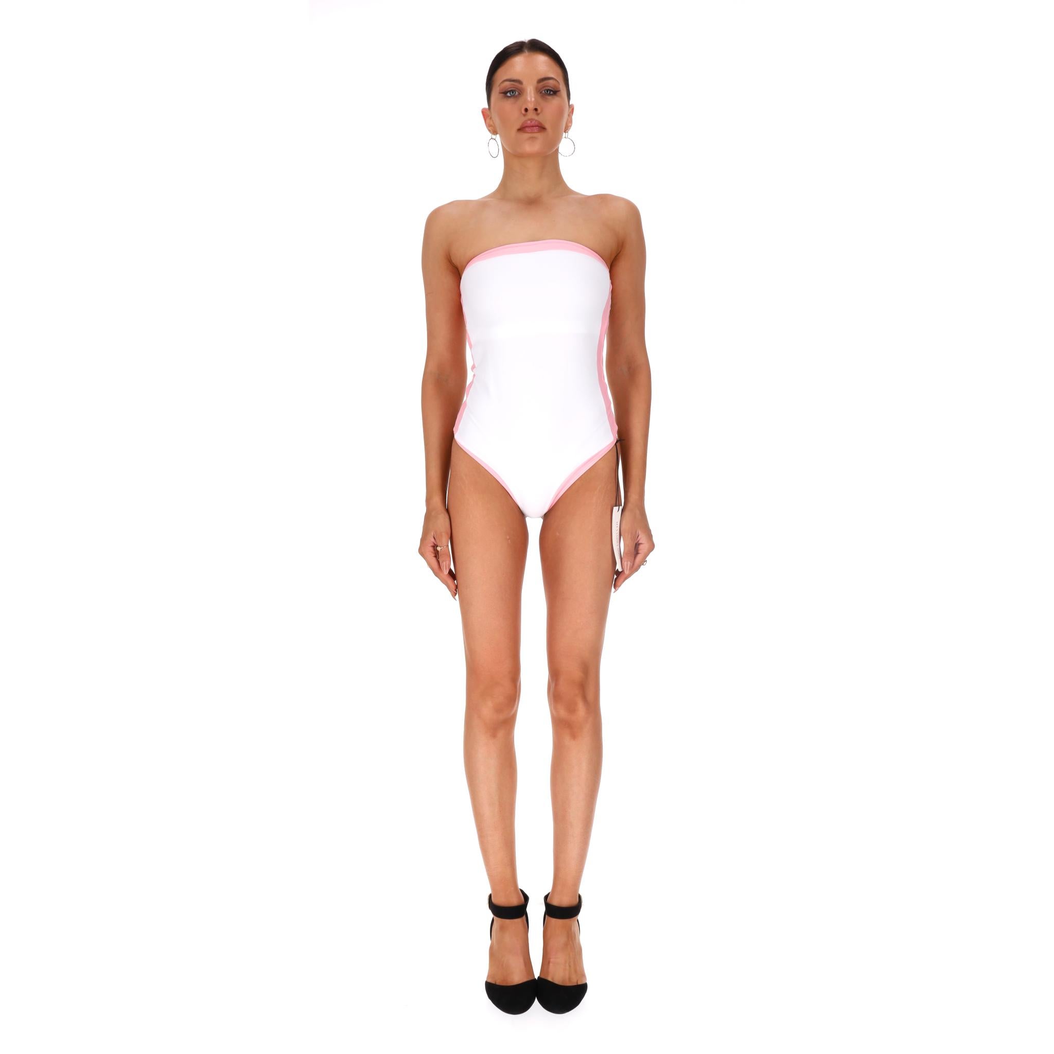 Brandneu - Alexandra Miro Bandeau-Badeanzug

Weißer Badeanzug mit hellrosa Borten und Bandeau-Ausschnitt.

Preis ca. £260

Größe - 10UK

Zustand - Brandneu, mit Labels (kleiner Fleck)

Zusammensetzung - 82% Polyester, 18% Elastan