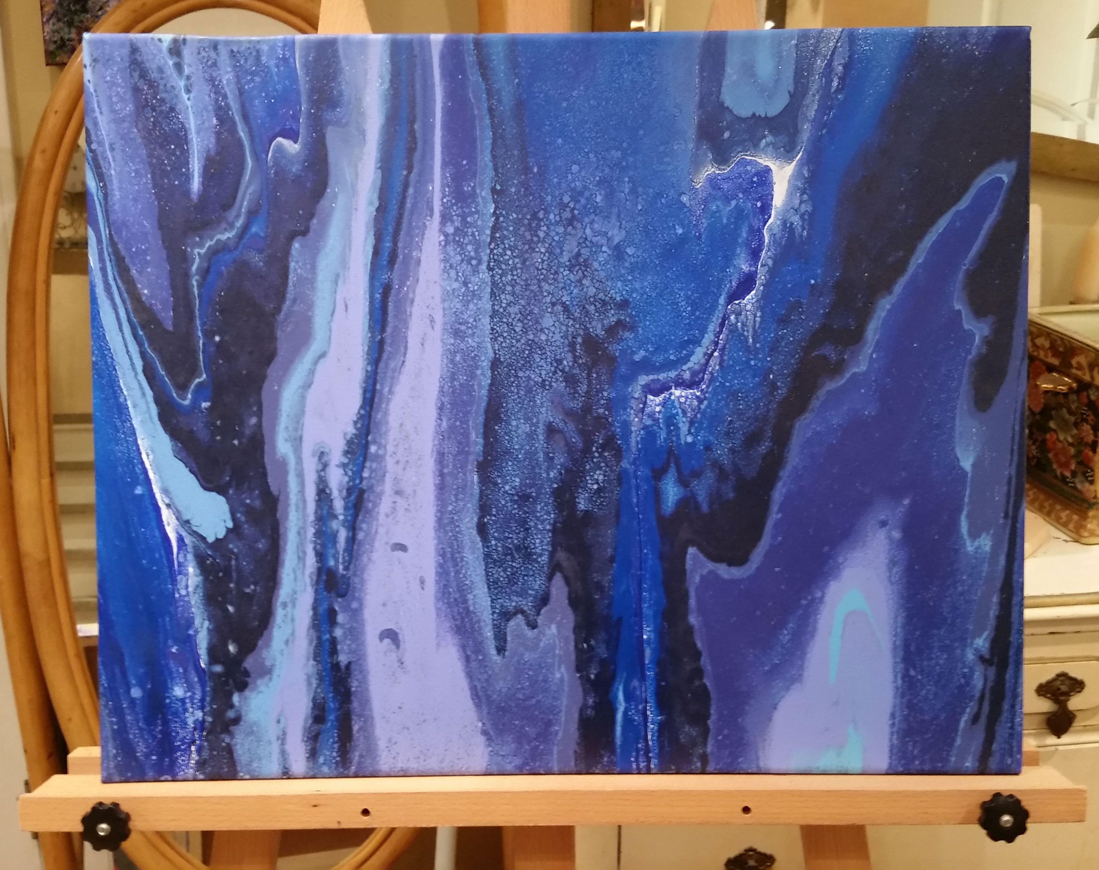 Blue Granite è un audace dipinto astratto originale con sfumature di blu chiaro, medio e scuro. Questo quadro di espressionismo astratto dai colori freddi crea un punto focale unico, con forme organiche che creano un effetto pietra unico e raro e