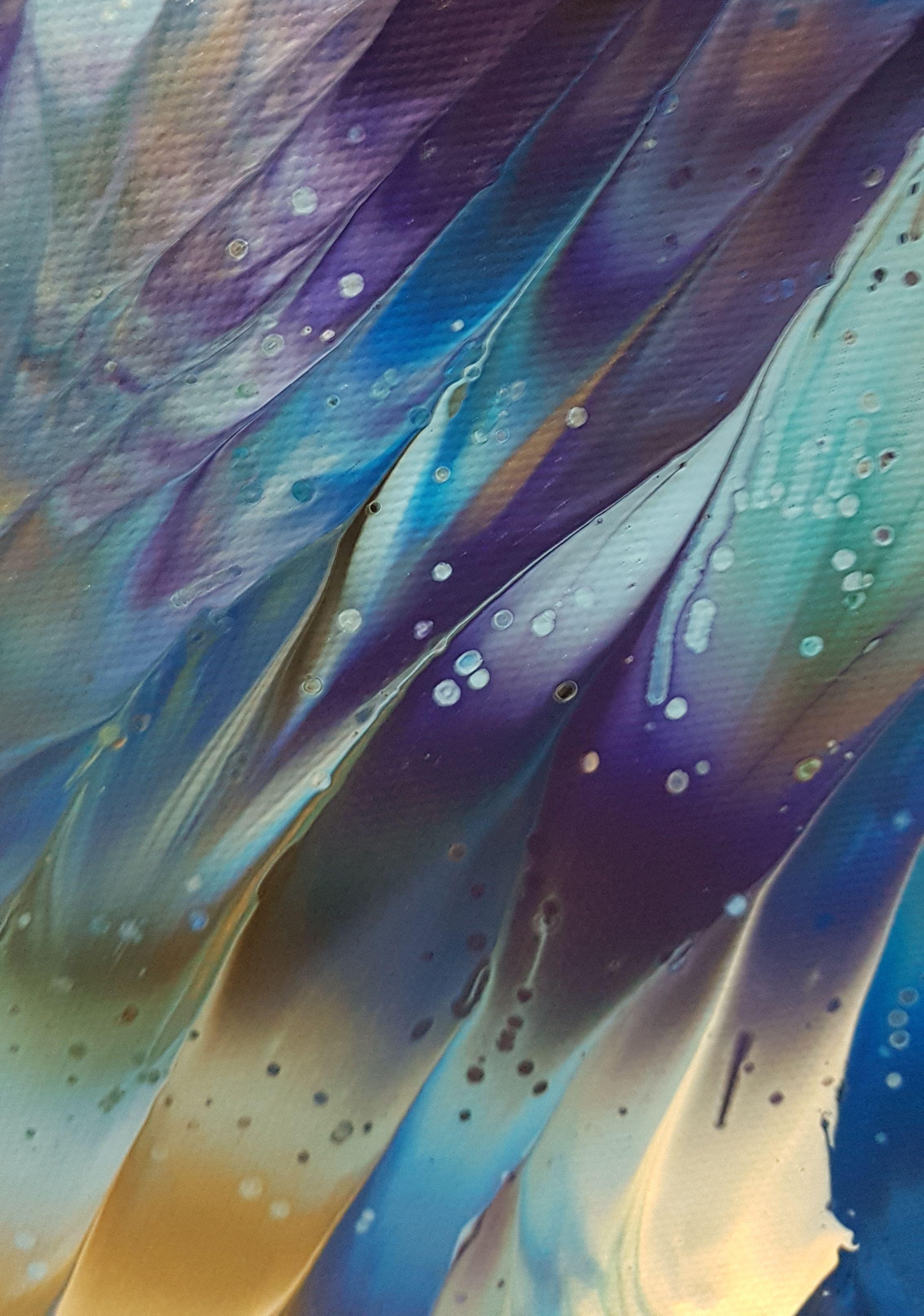 Pintura única de expresionismo abstracto con un movimiento feroz que crea un audaz dibujo de plumas con una paleta de colores 