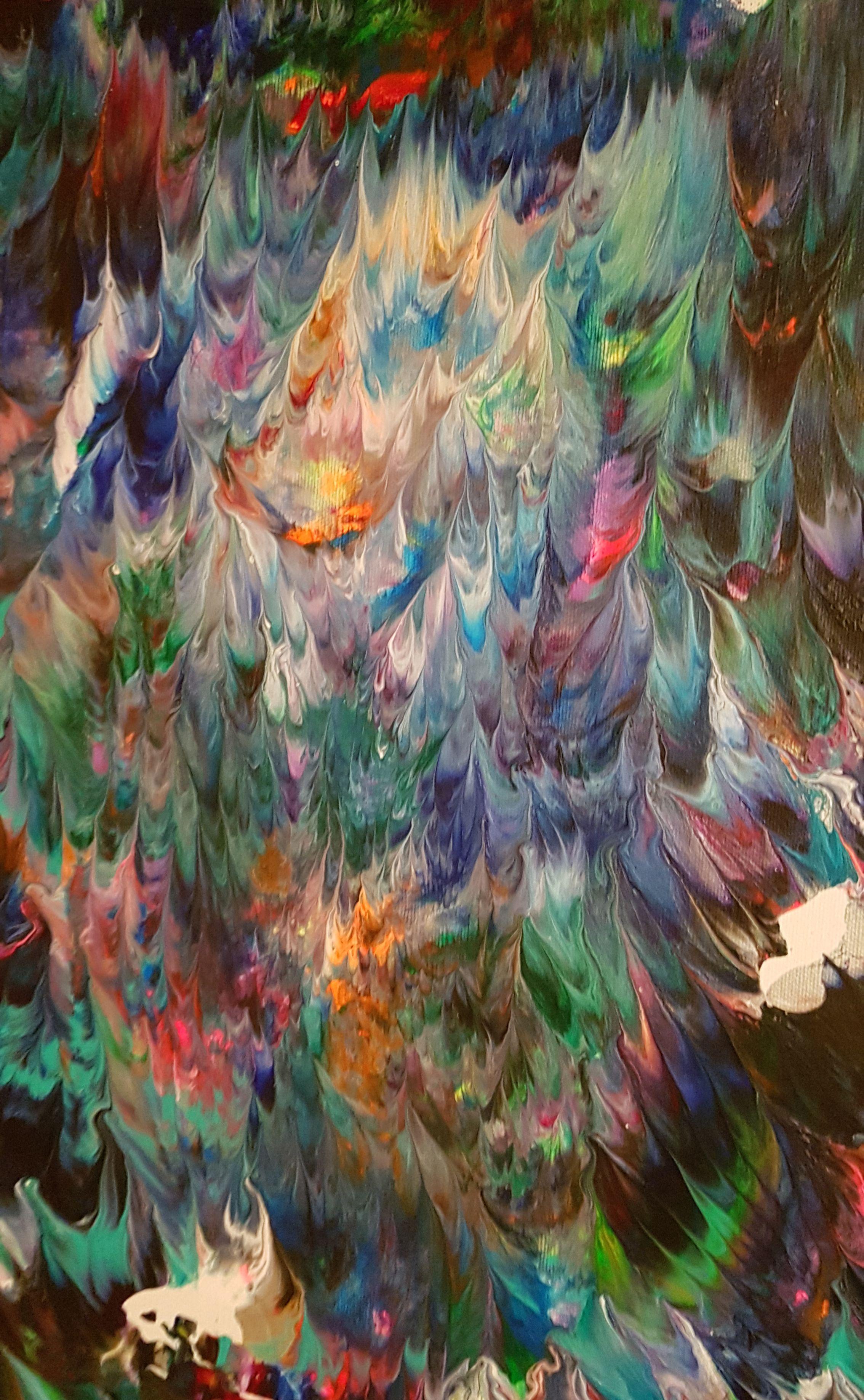 Das abstrakte expressionistische Gemälde Free Spirit No. 6 zeichnet sich durch kräftige Blautöne aus: Dunkles Marineblau, Violett und Türkis verschmelzen zu wilden Formen. Leuchtende Farben wie fluoreszierendes Orange, Pink und Grün werden durch