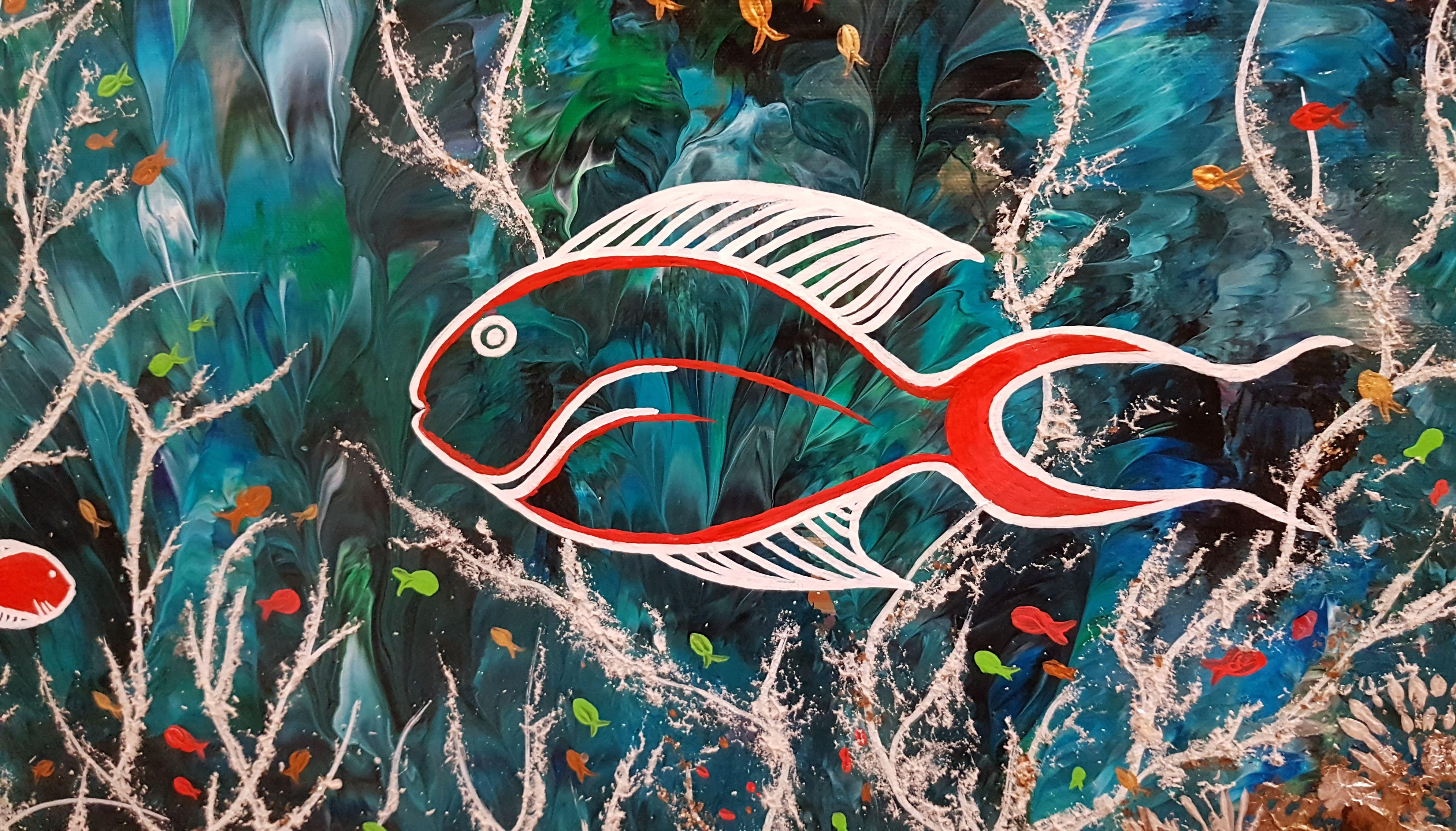 Paradise Reef ist ein einzigartiges zeitgenössisches Gemälde mit einem beruhigenden abstrakten Hintergrund und einer Szene mit einzigartig gemalten Fischen, die im Meer interagieren. Das weiße Korallenriff ist stark strukturiert mit bronze-, kupfer-