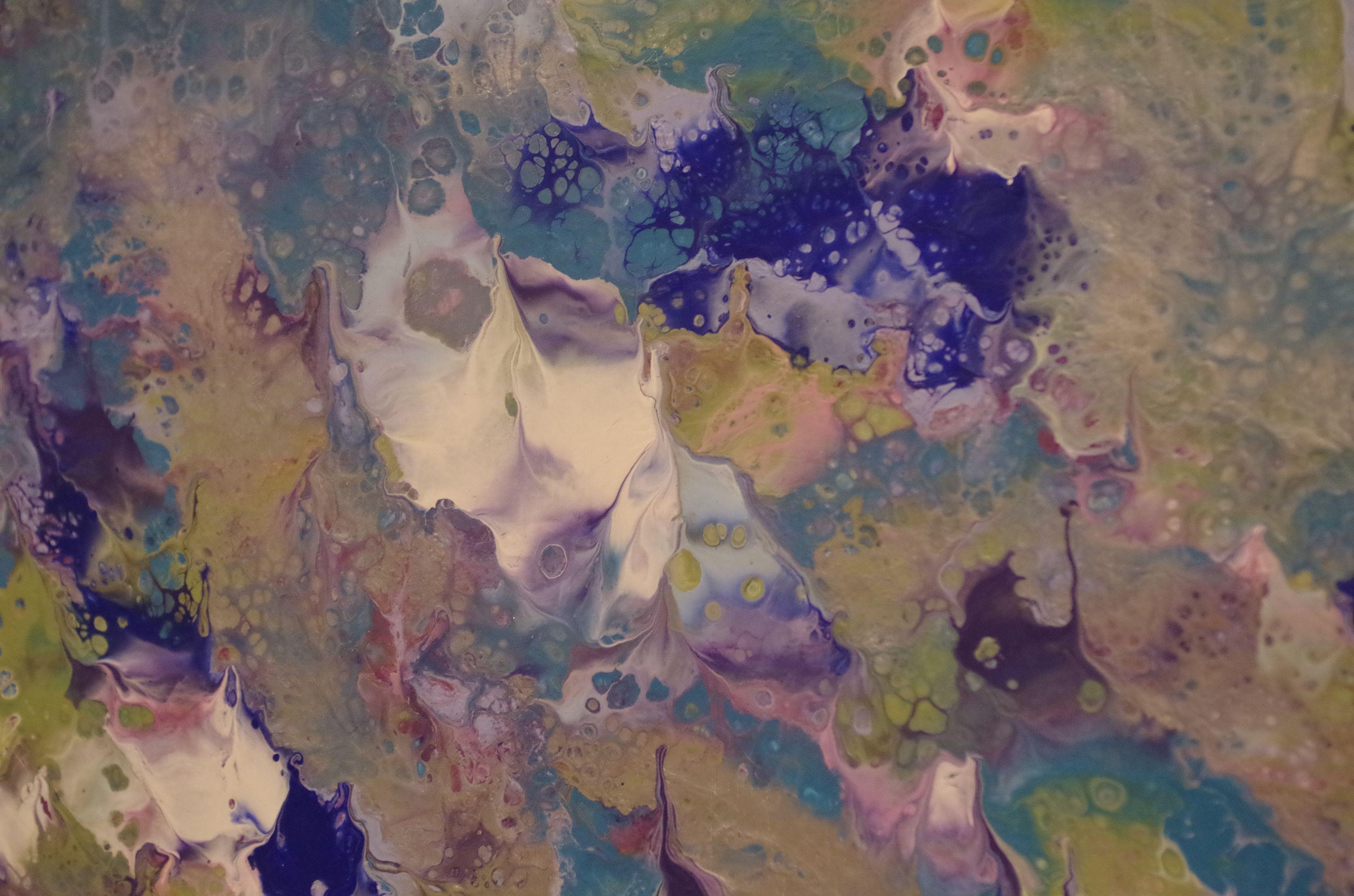 Poseidon's Garden II ist ein heiteres Gemälde des abstrakten Expressionismus mit einzigartigen Details, spontanen Bewegungen und einer beruhigenden Farbgebung, die von Küstenelementen und Meeresfarben inspiriert ist. Teal, Royalblau, Indigo,