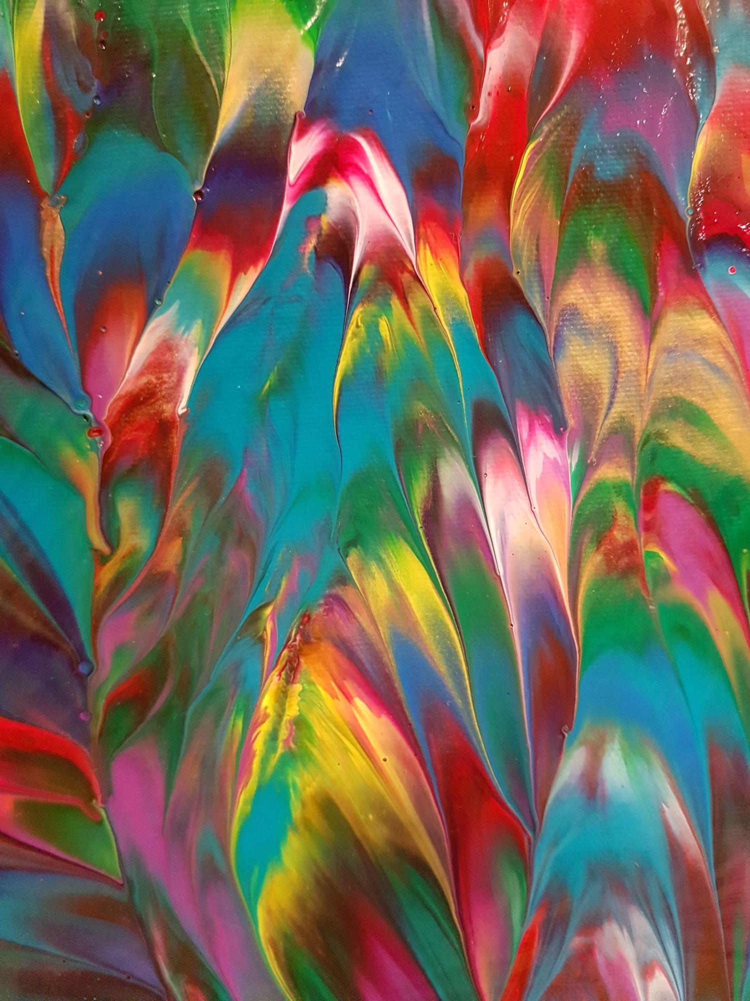 Tropical Paradise ist ein originelles abstraktes expressionistisches Gemälde mit einem dunklen smaragdgrünen Farbton und ergänzenden roten, violetten und gelben Akzenten, die für Wärme sorgen. Ein wunderschöner azurblauer Farbton verleiht diesem mit