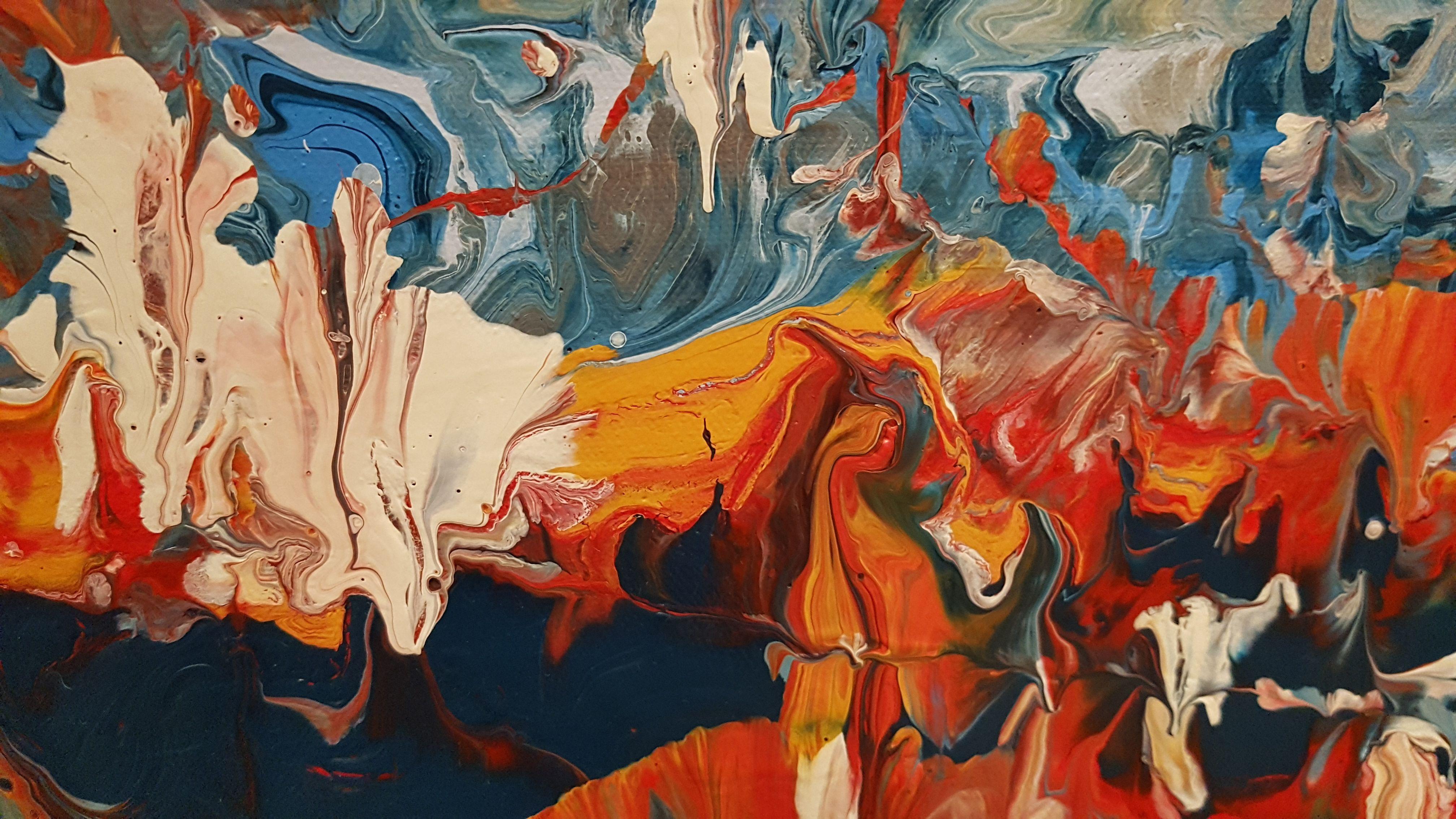 Ein wunderschönes abstraktes Bild mit fließender Bewegung, Textur und einer einzigartigen Gegenüberstellung von Weiß, Blau und komplementären Rot- und Orangetönen. Das einzigartige Stück symbolisiert, wie sich unser Leben mit dem Wechsel der