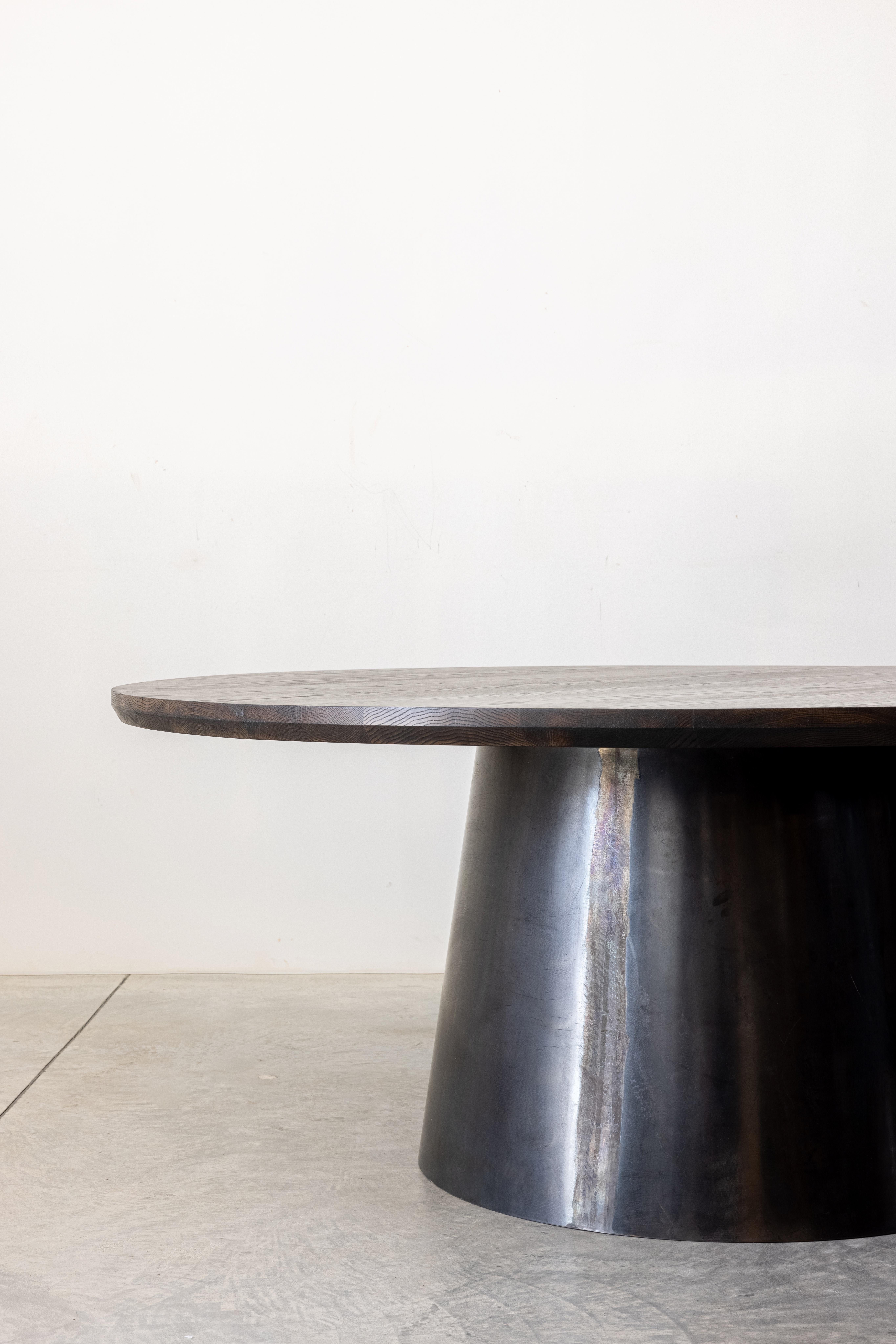 Moderne Table de salle à manger ronde Alexandra par Autonomous Furniture en vente