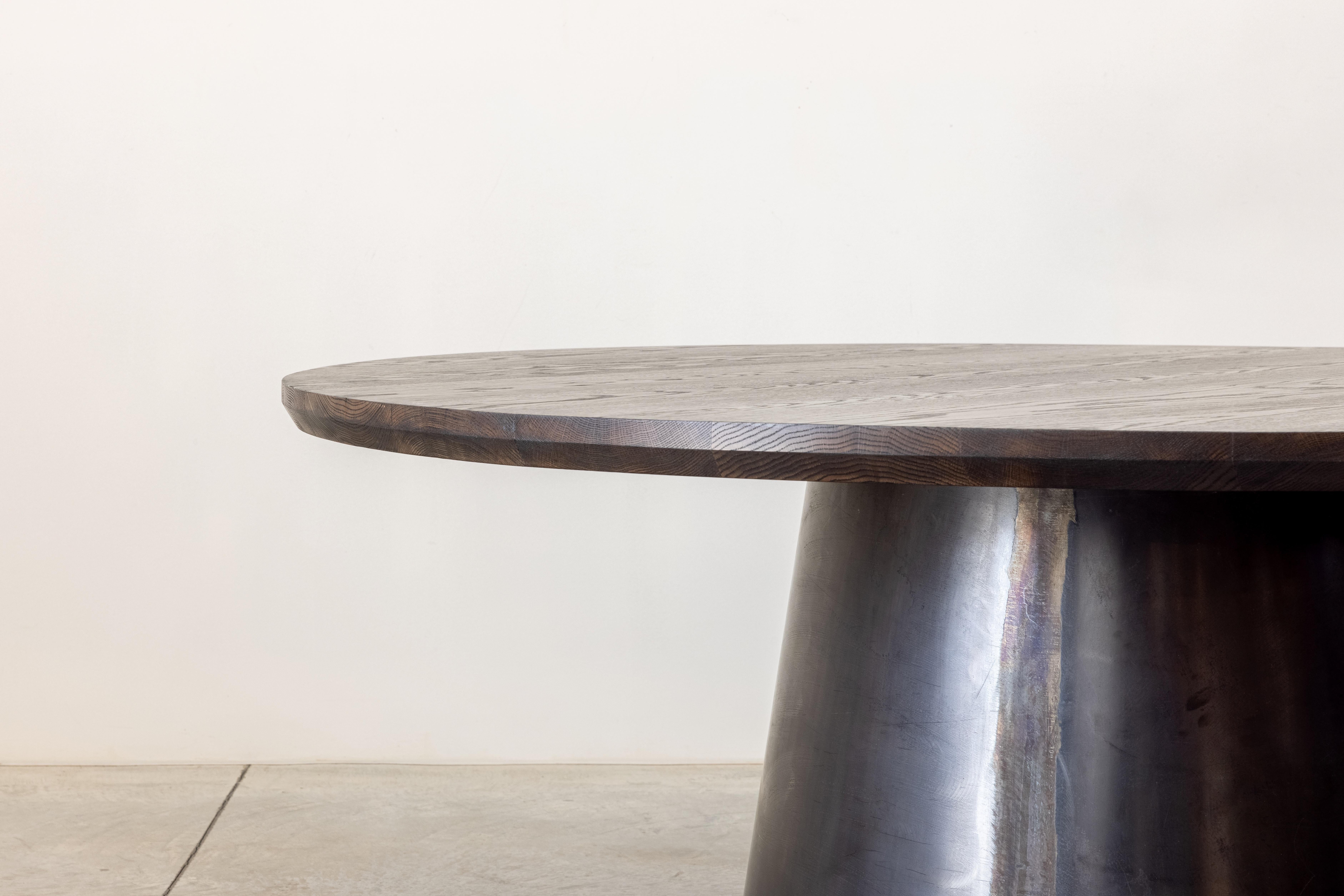 Canadien Table de salle à manger ronde Alexandra par Autonomous Furniture en vente