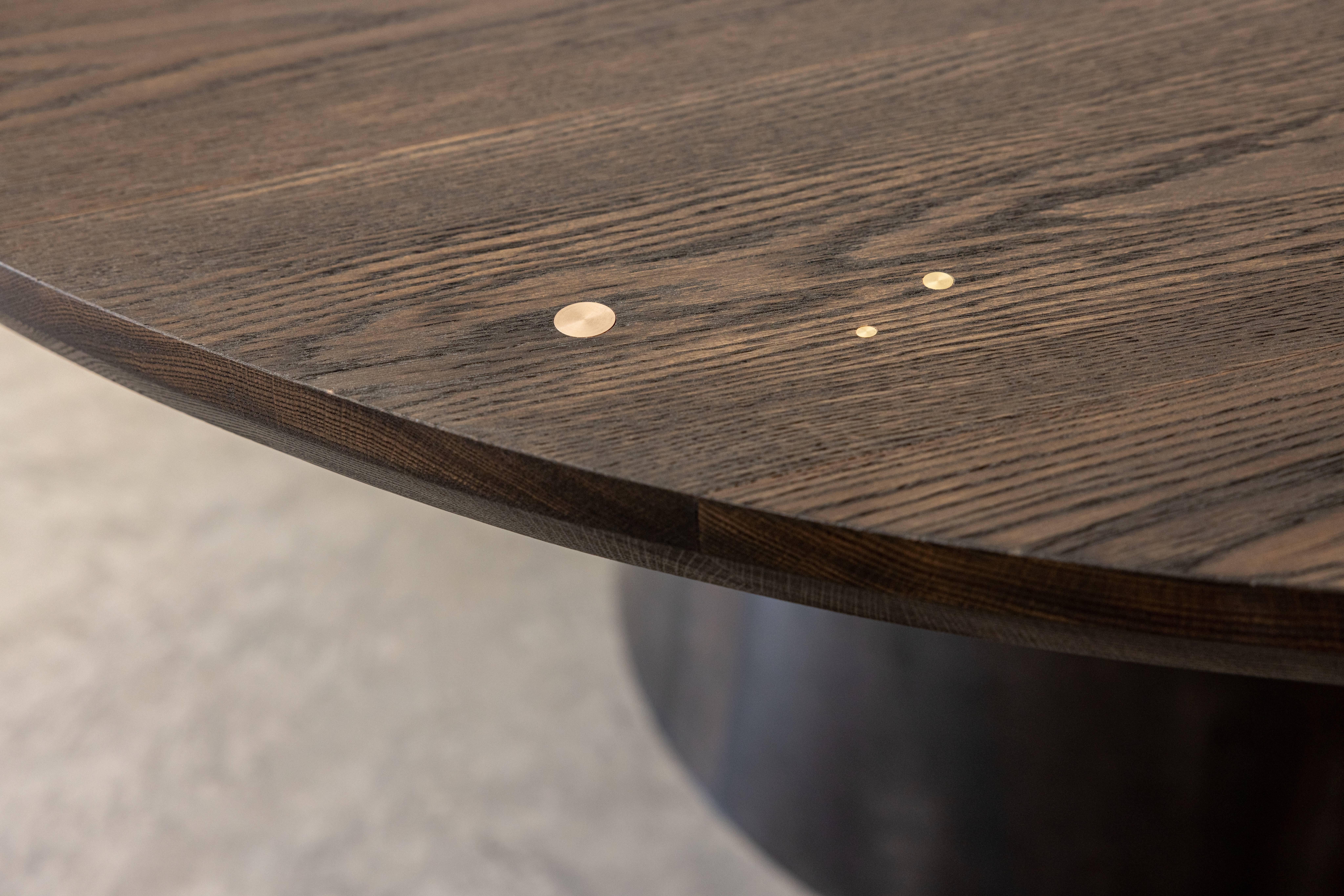 Table de salle à manger ronde Alexandra en bois massif et acier par Autonomous Furniture en vente 4