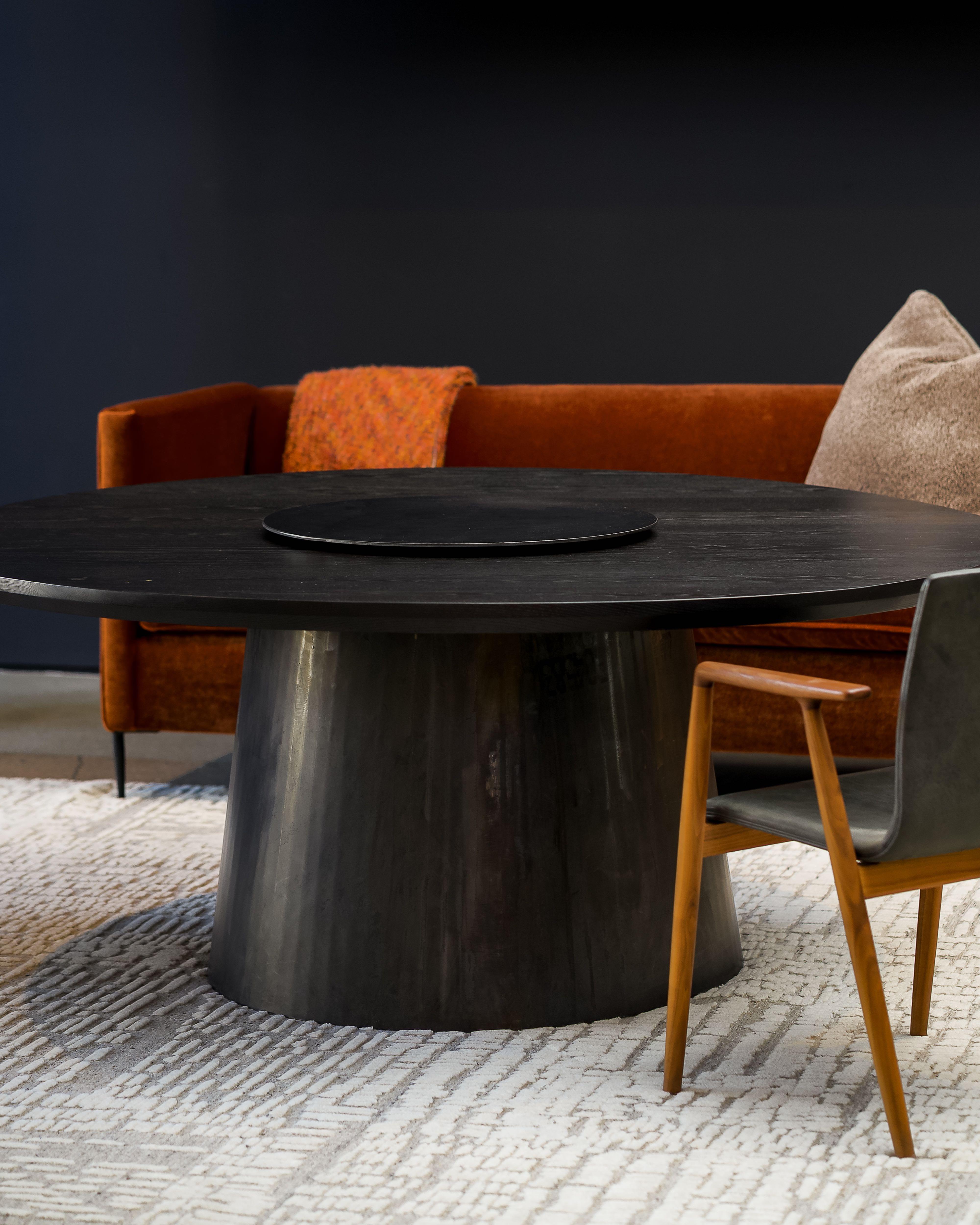 Table de salle à manger ronde Alexandra en bois massif et acier par Autonomous Furniture en vente 8