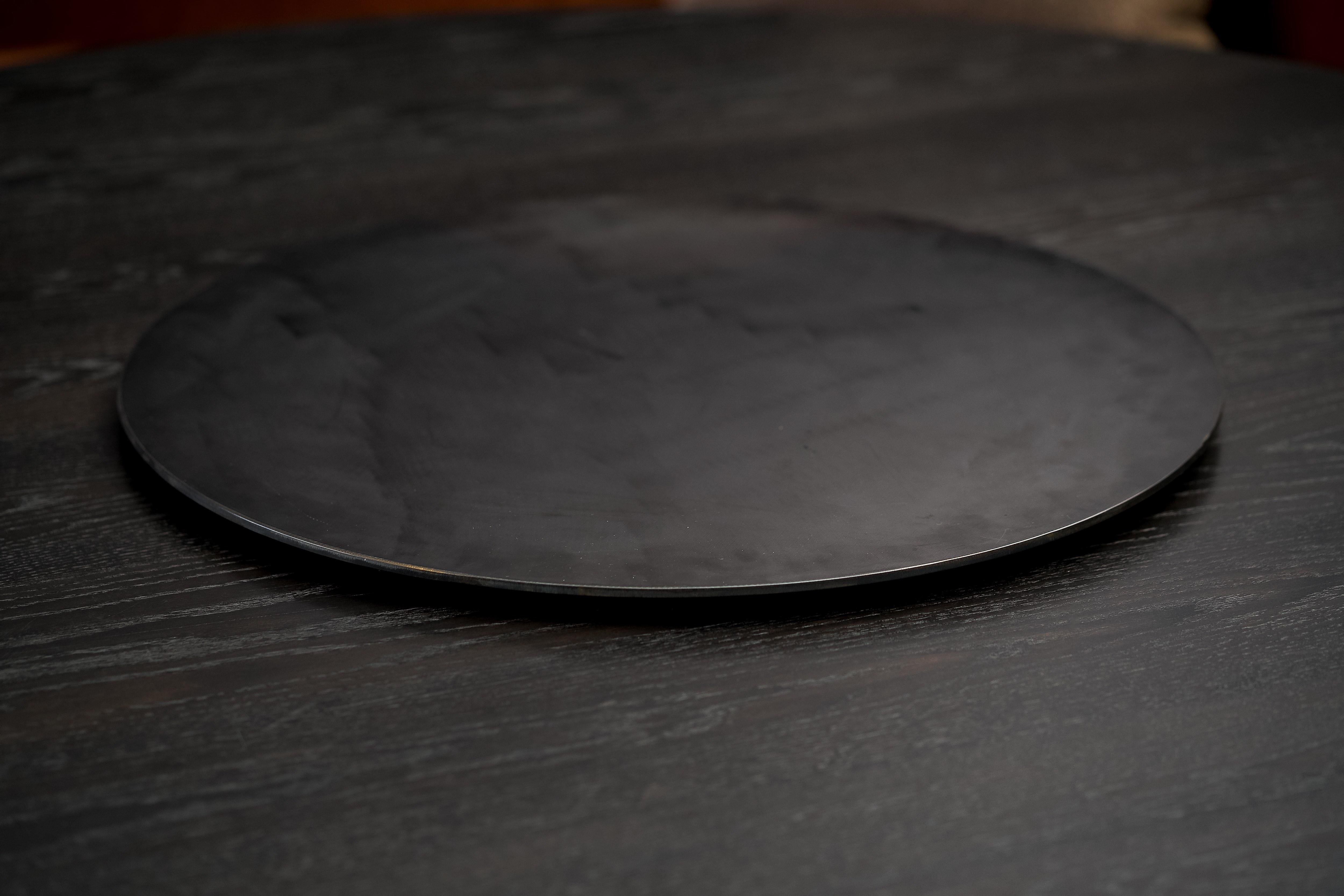 XXIe siècle et contemporain Table de salle à manger ronde Alexandra en bois massif et acier par Autonomous Furniture en vente