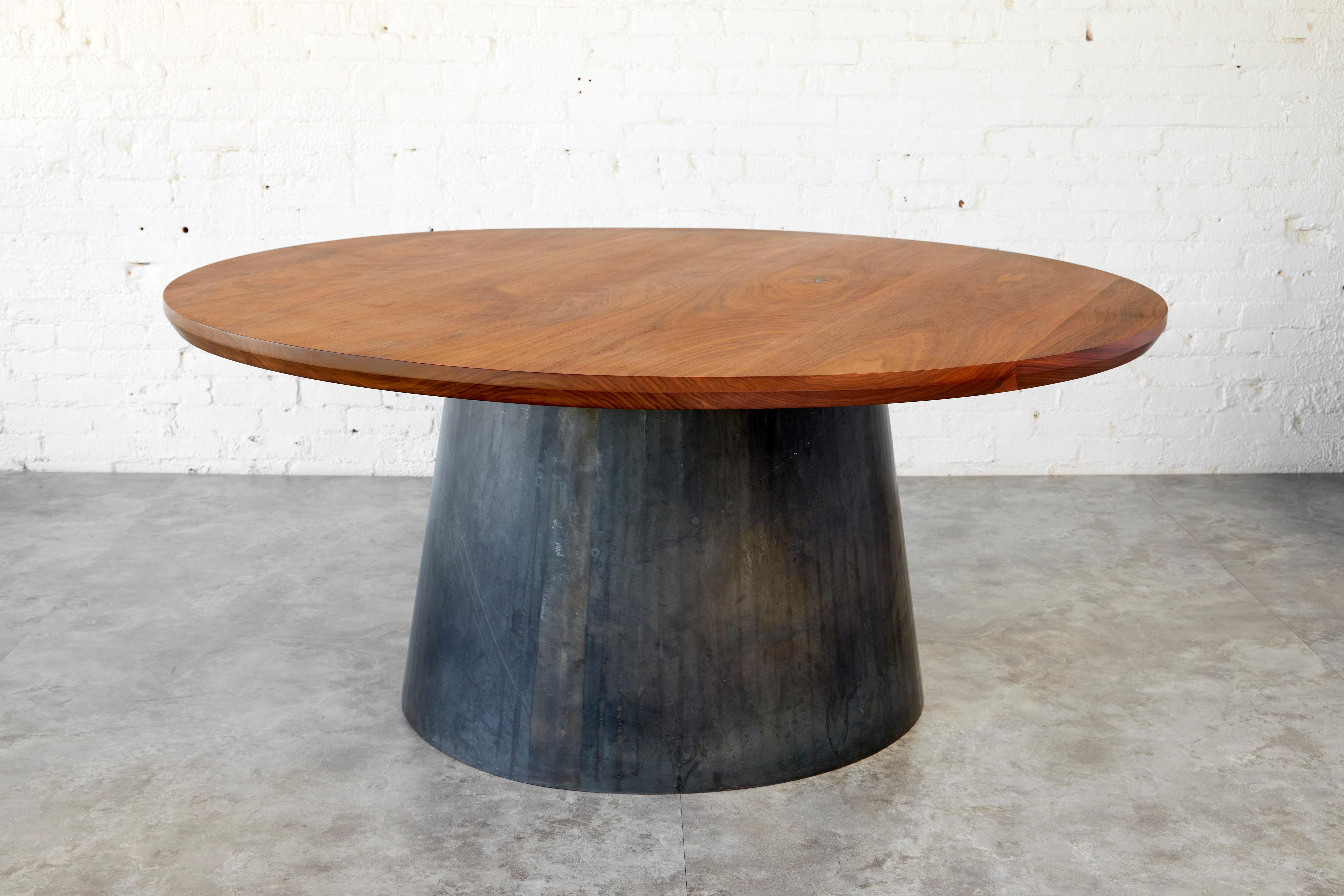 Table de salle à manger ronde Alexandra en bois massif et acier par Autonomous Furniture en vente 12
