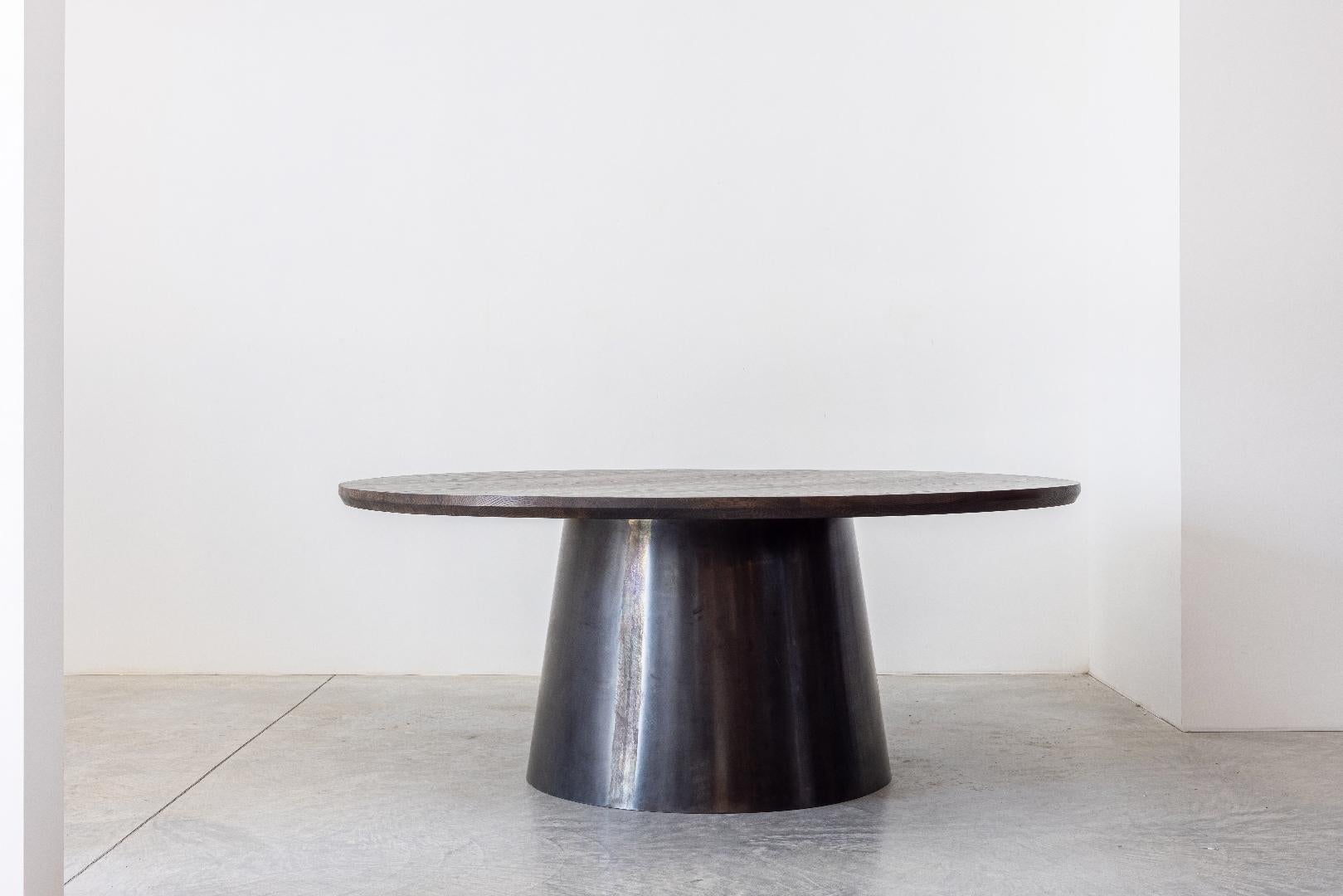 Table de salle à manger ronde Alexandra en bois massif et acier par Autonomous Furniture en vente 1