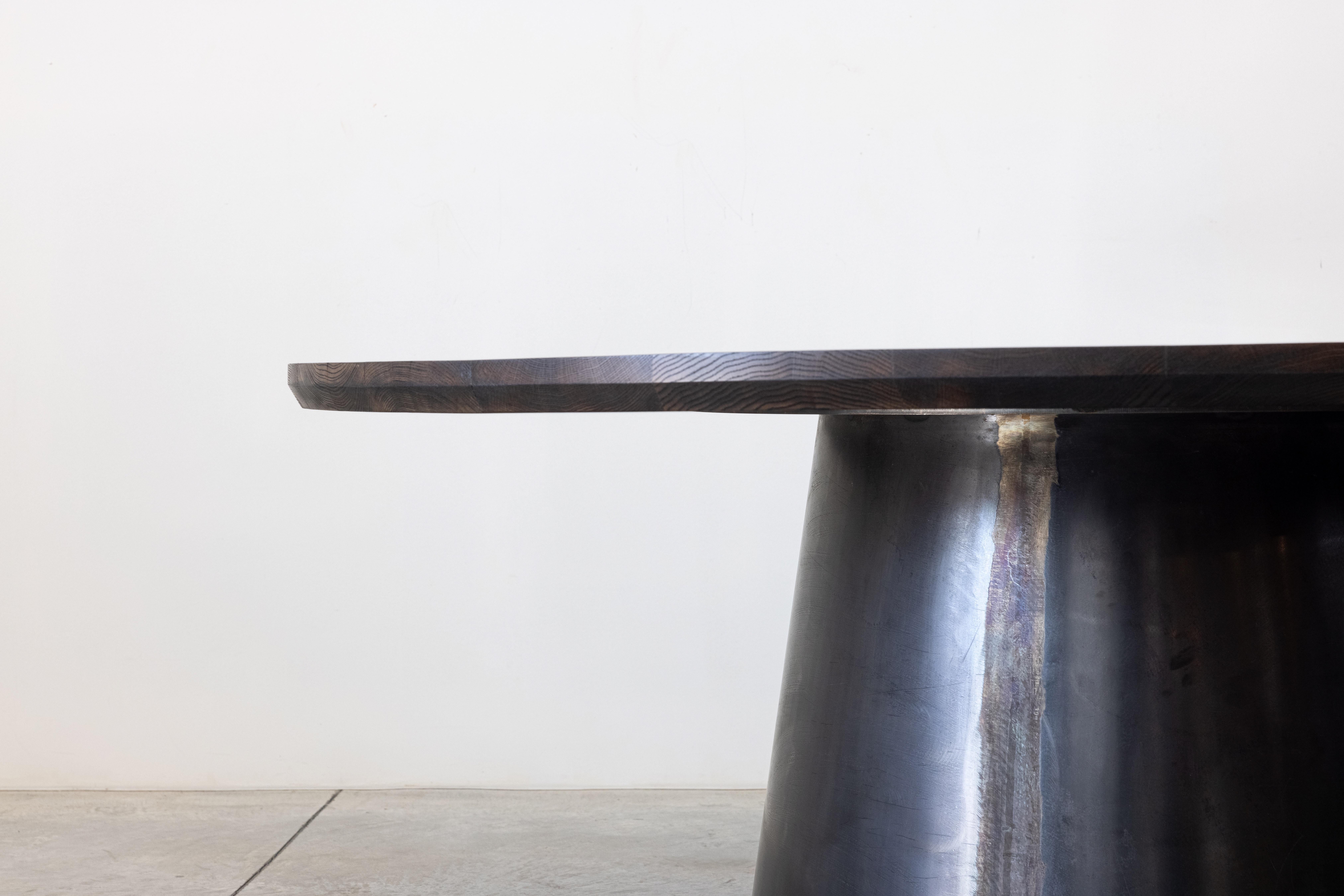 Table de salle à manger ronde en noyer et acier Alexandra par Autonomous Furniture en vente 7