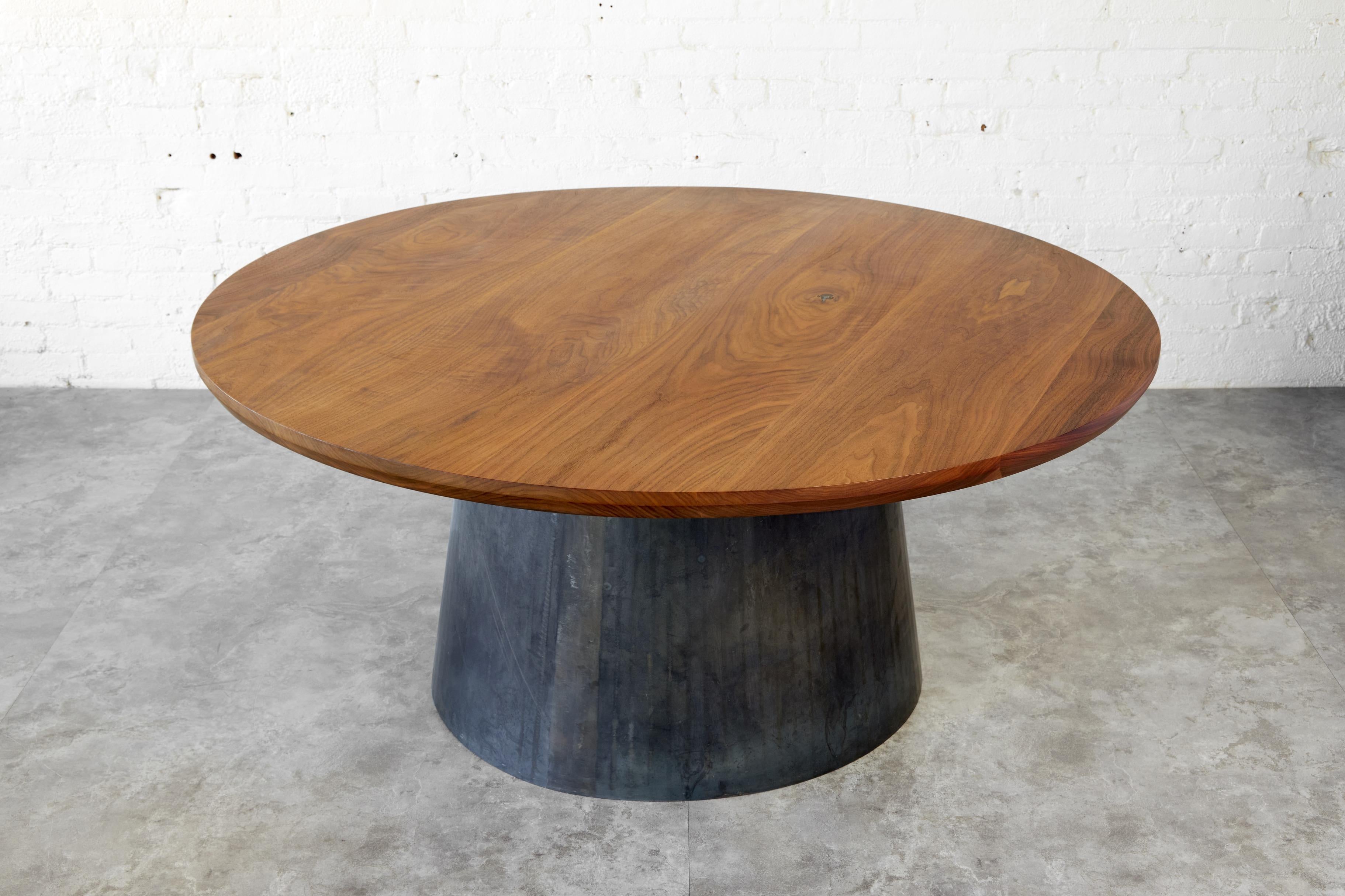 Moderne Table de salle à manger ronde en noyer et acier Alexandra par Autonomous Furniture en vente