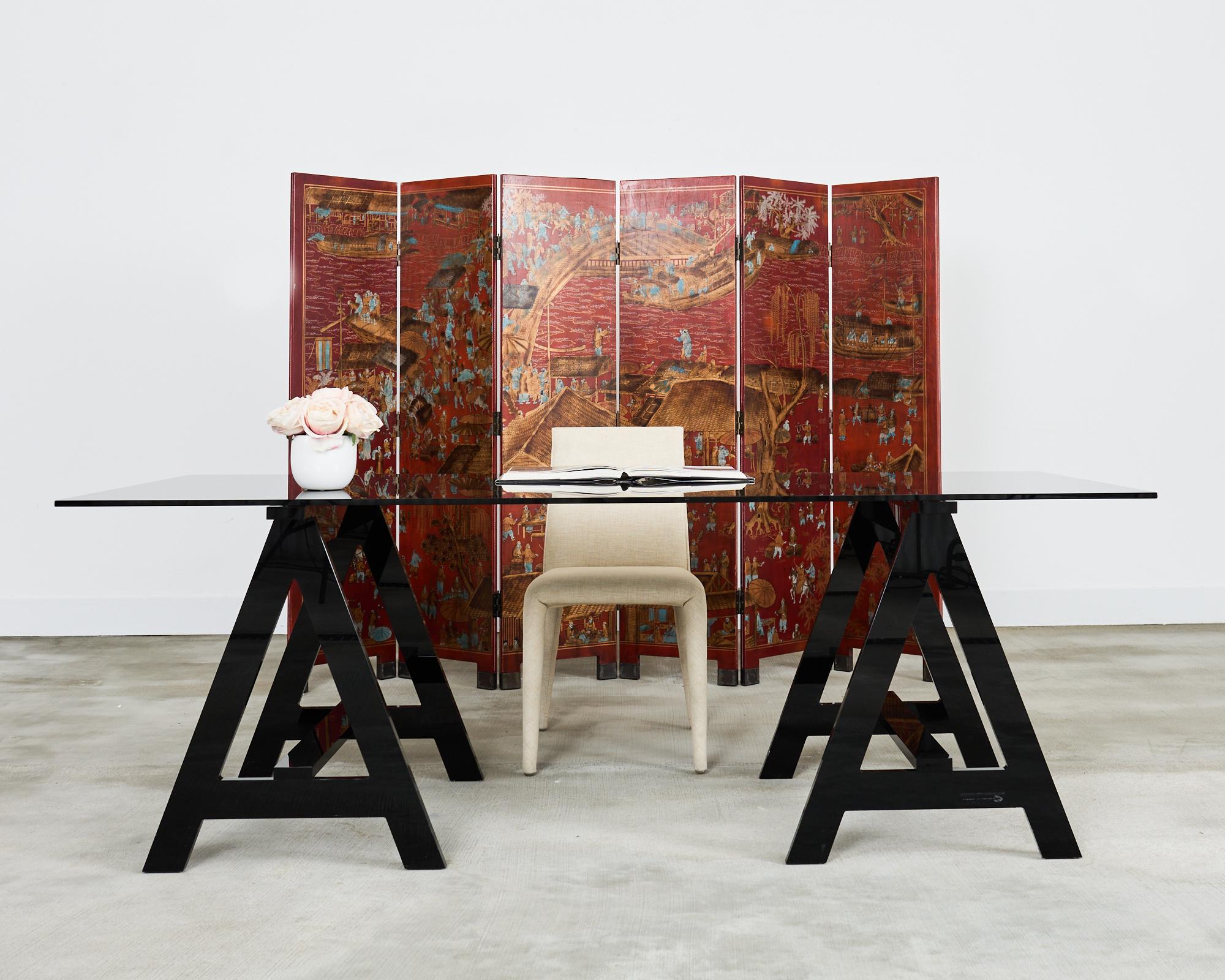 Bureau de forgeron ou table d'écriture dramatique en acrylique noir opaque, conçu par Alexandra Von Furstenberg. Ce bureau audacieux est doté de deux supports en acrylique de type cheval de scie encadrés en A et surmontés d'une vitre en verre fumé