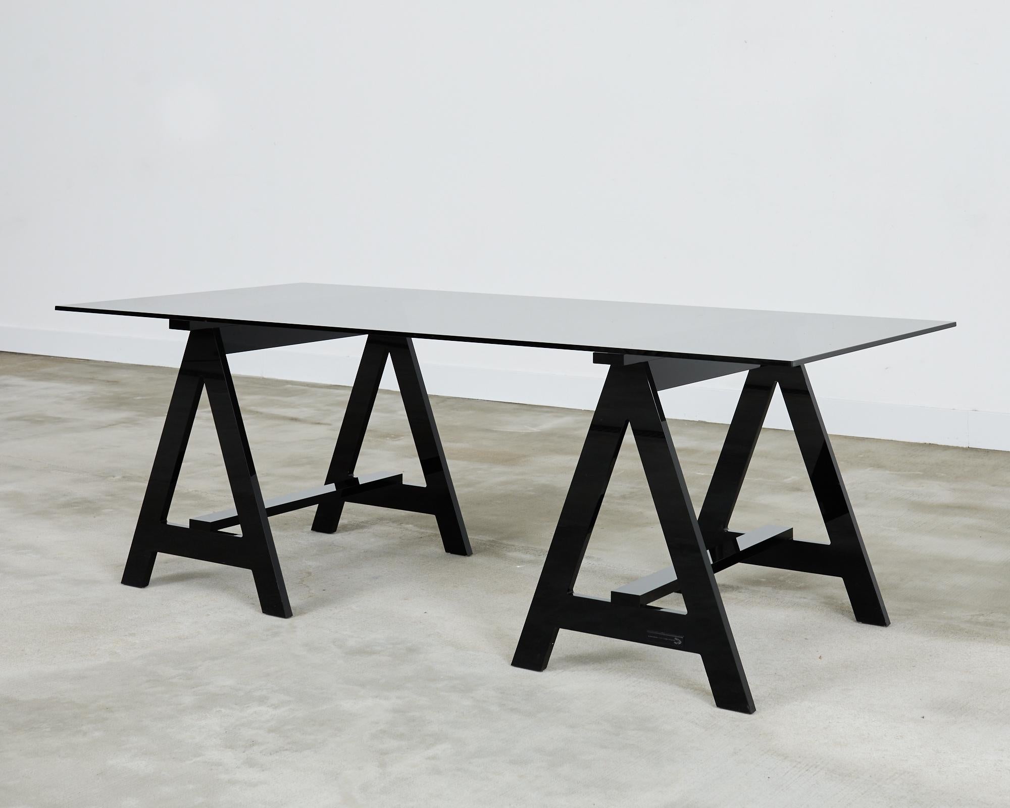 Moderne Alexandra Von Furstenberg Blacksmith Table de bureau en acrylique en vente