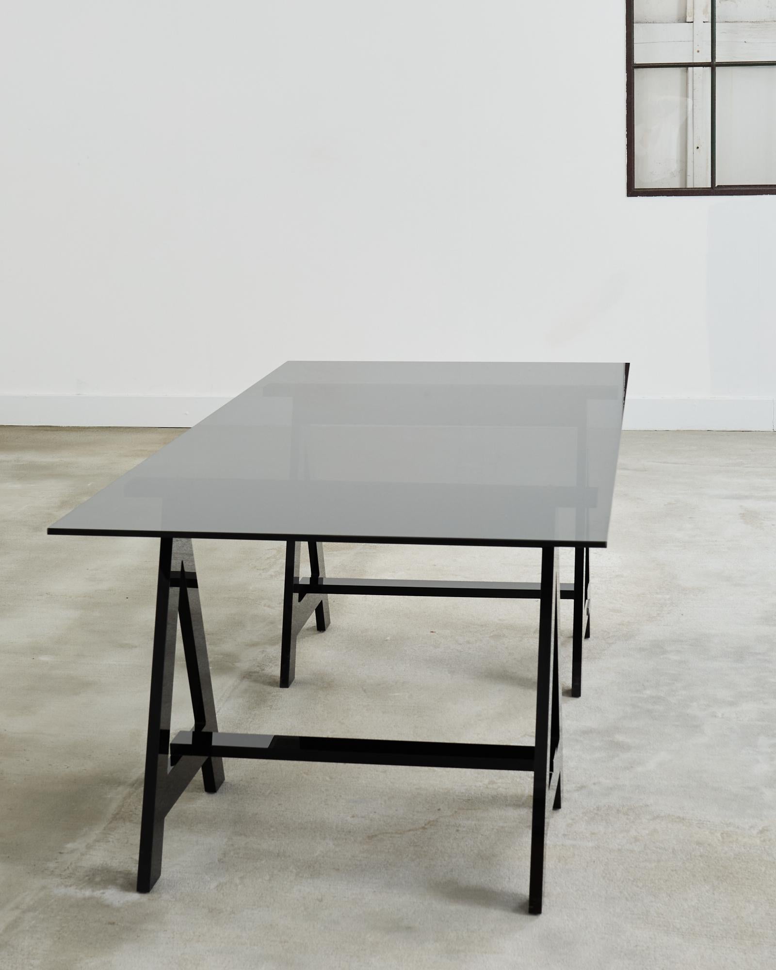 XXIe siècle et contemporain Alexandra Von Furstenberg Blacksmith Table de bureau en acrylique en vente