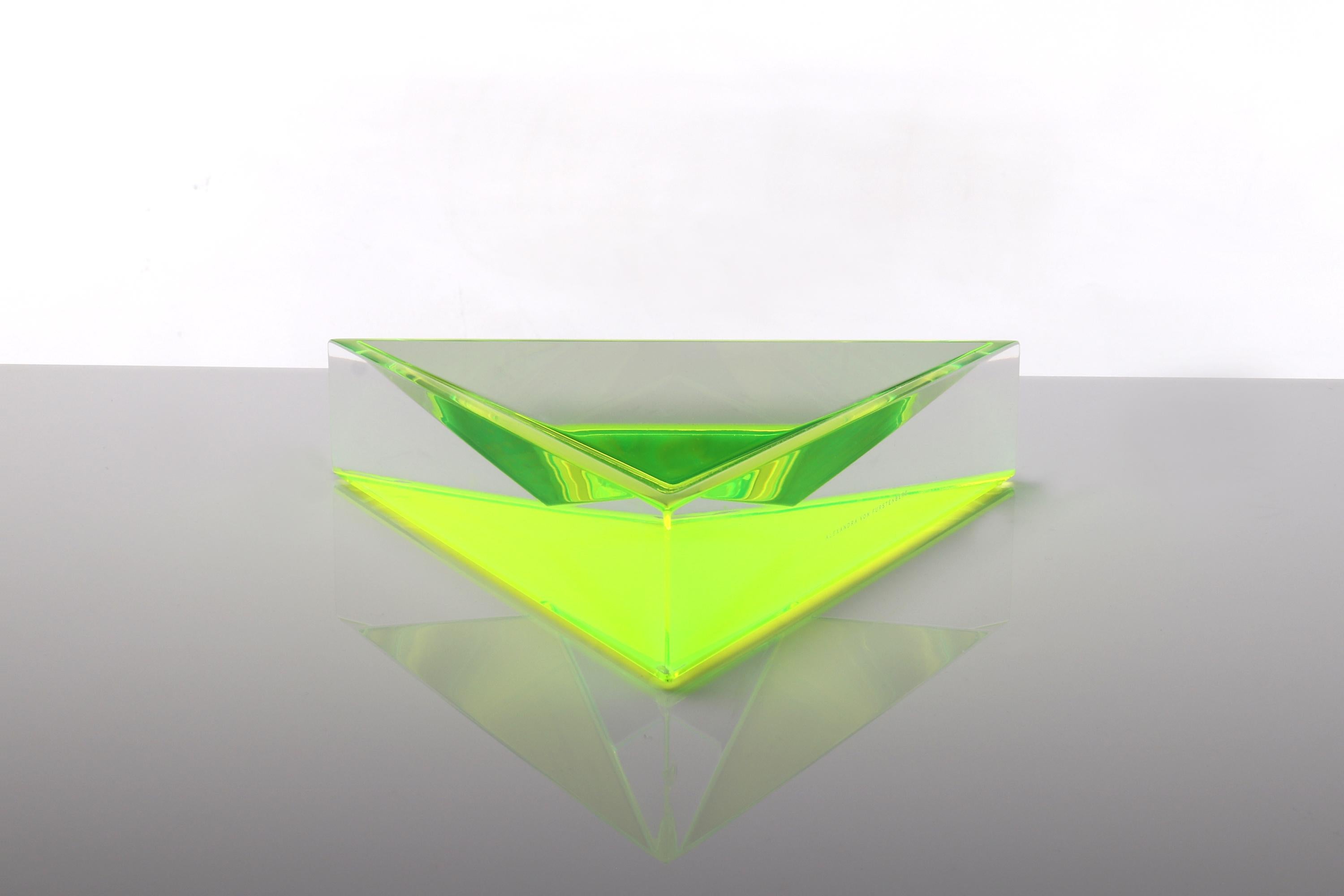 Eleva i tuoi interni con questa straordinaria ciotola decorativa moderna della famosa designer Alexandra Von Furstenberg. Realizzato in lucite di alta qualità, questo pezzo esemplifica lo stile caratteristico di AVF: elegante, vivace e audacemente
