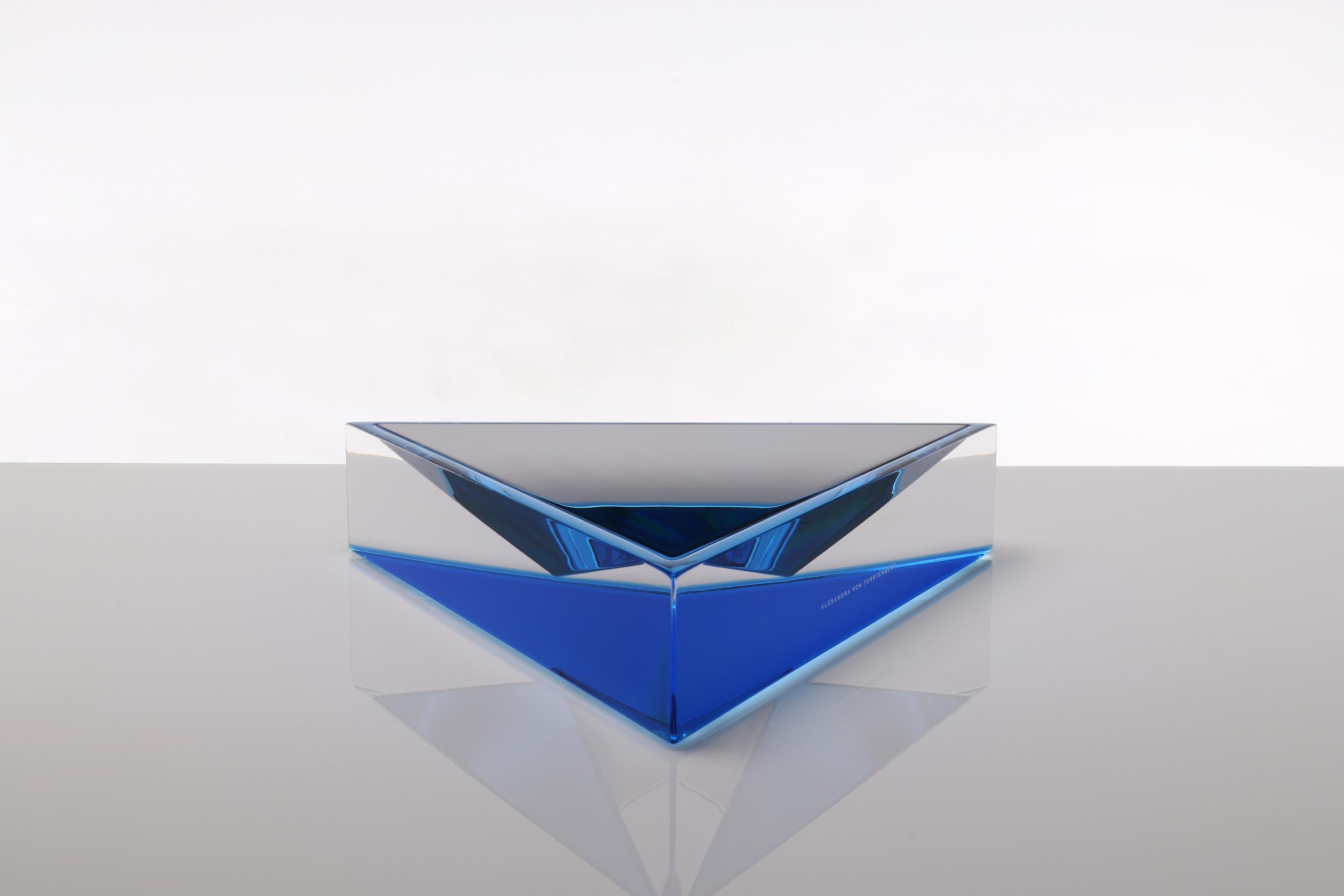 Eleva tu interior con este llamativo cuenco decorativo moderno de la renombrada diseñadora Alexandra Von Furstenberg. Fabricada en Lucite de alta calidad, esta pieza ejemplifica el estilo característico de AVF: elegante, vibrante y audazmente