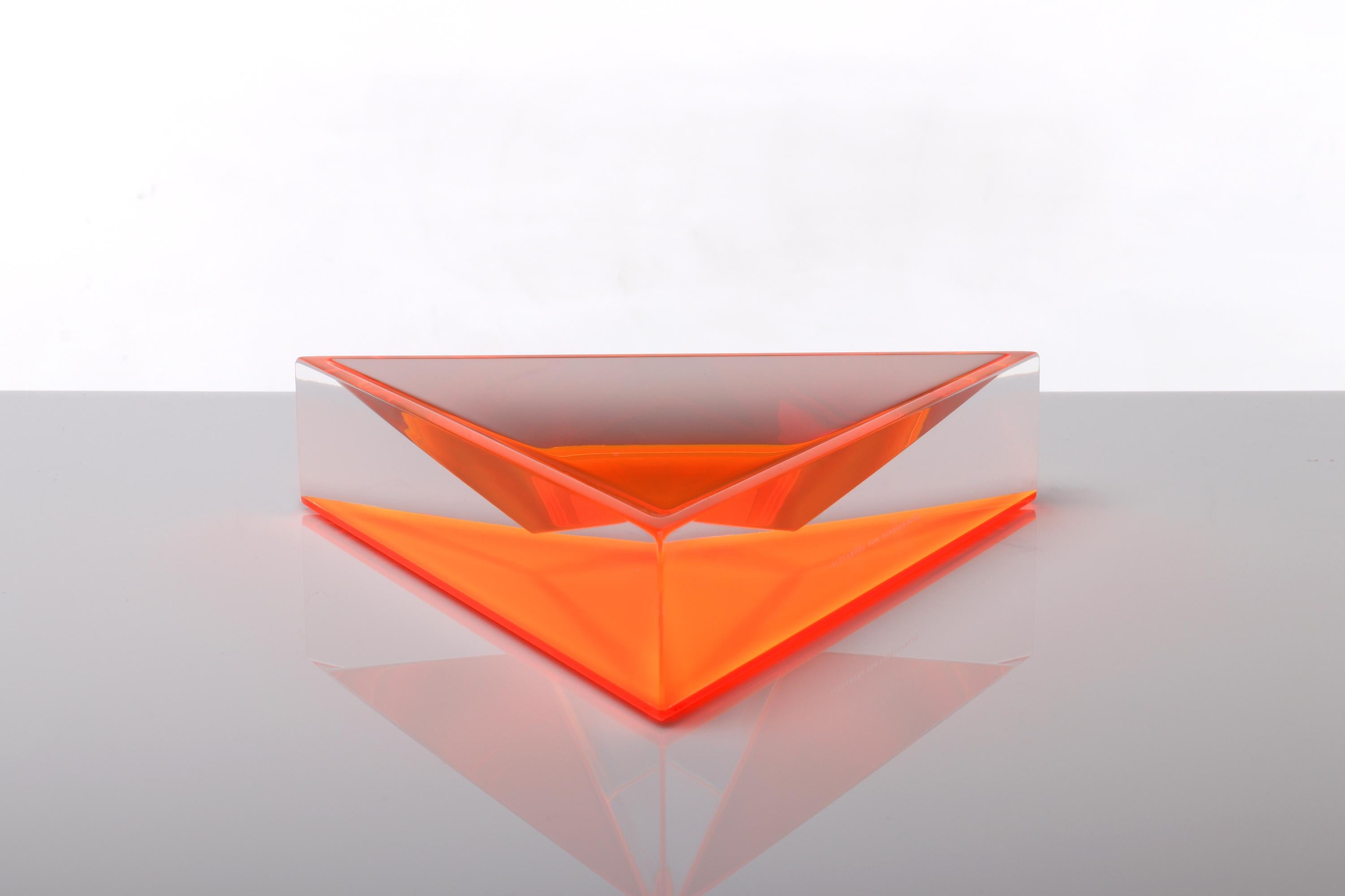 Eleva tu interior con este llamativo cuenco decorativo moderno de la renombrada diseñadora Alexandra Von Furstenberg. Fabricada en Lucite de alta calidad, esta pieza ejemplifica el estilo característico de AVF: elegante, vibrante y audazmente