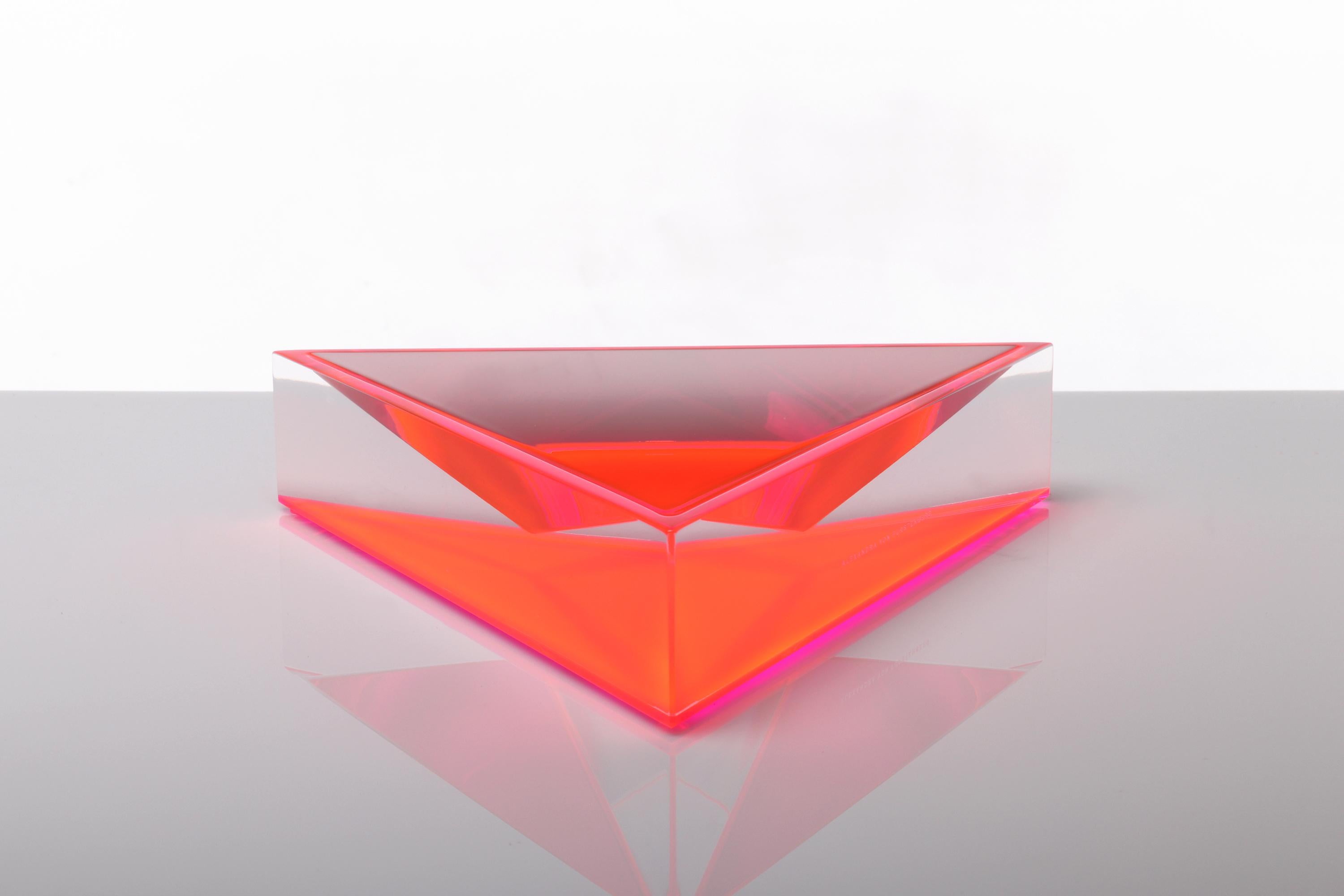 Eleva i tuoi interni con questa straordinaria ciotola decorativa moderna della famosa designer Alexandra Von Furstenberg. Realizzato in lucite di alta qualità, questo pezzo esemplifica lo stile caratteristico di AVF: elegante, vivace e audacemente