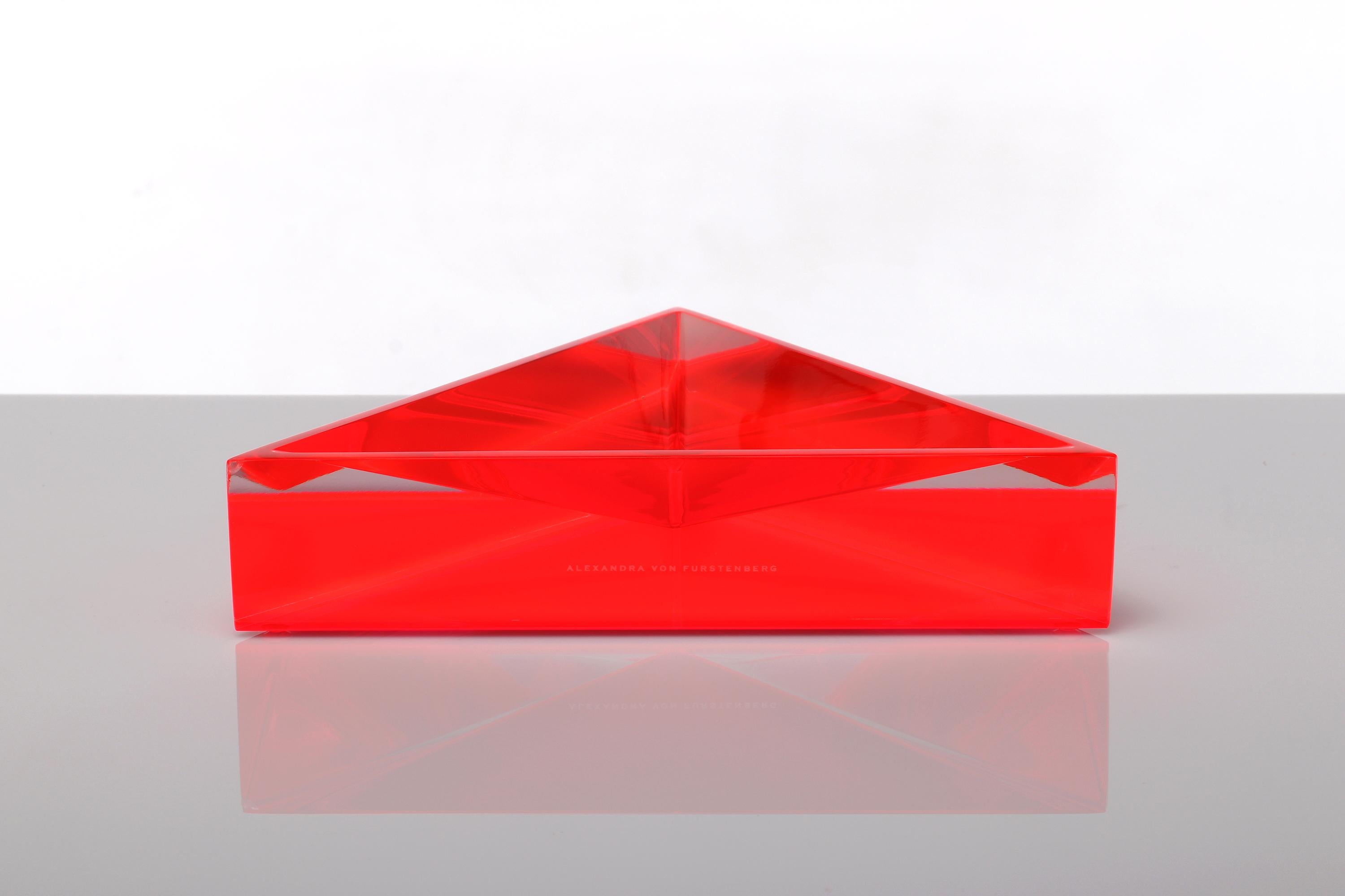 Moderno Alexandra Von Furstenberg Piatto Delta in acrilico rosso in vendita