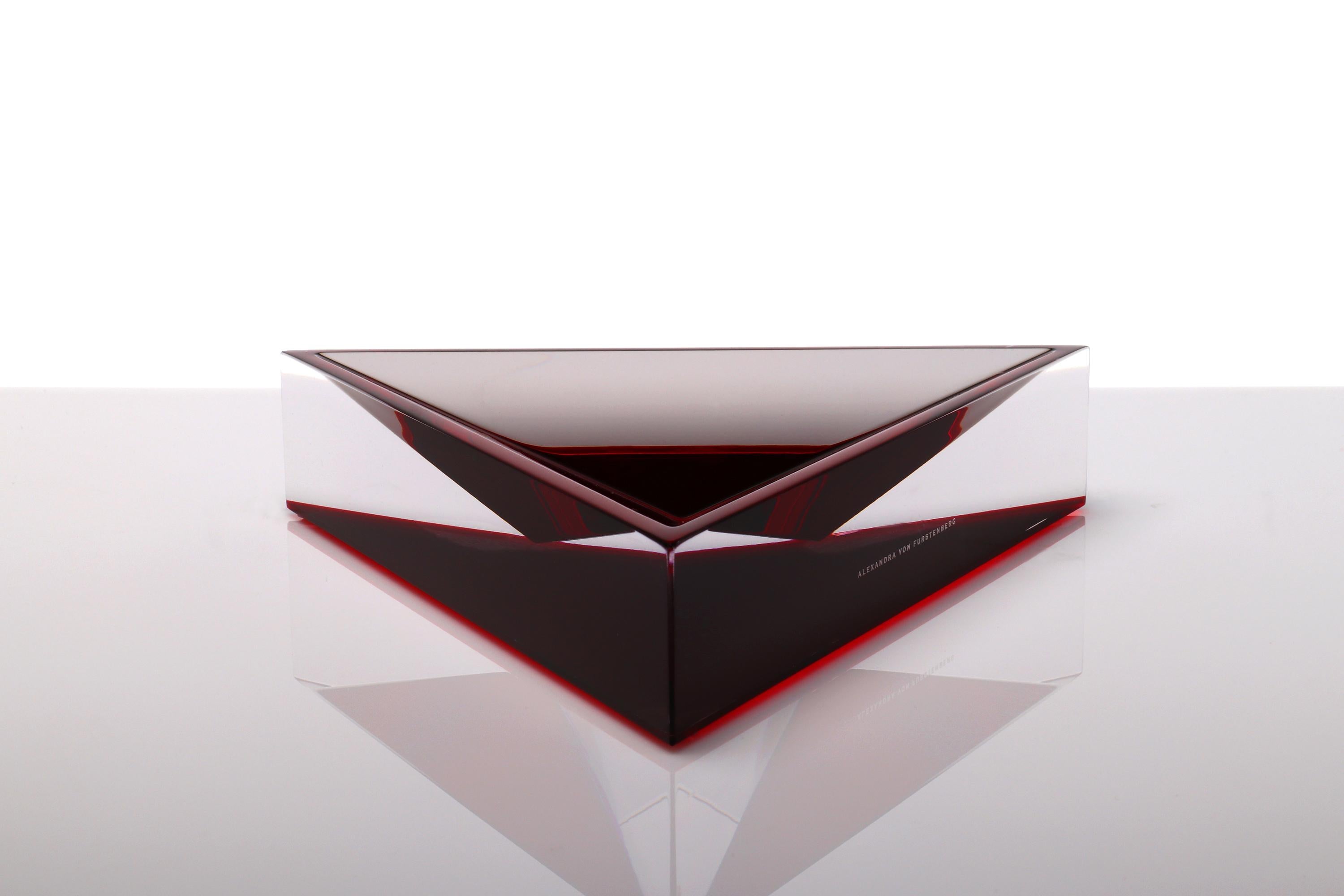Eleva i tuoi interni con questa straordinaria ciotola decorativa moderna della famosa designer Alexandra Von Furstenberg. Realizzato in lucite di alta qualità, questo pezzo esemplifica lo stile caratteristico di AVF: elegante, vivace e audacemente
