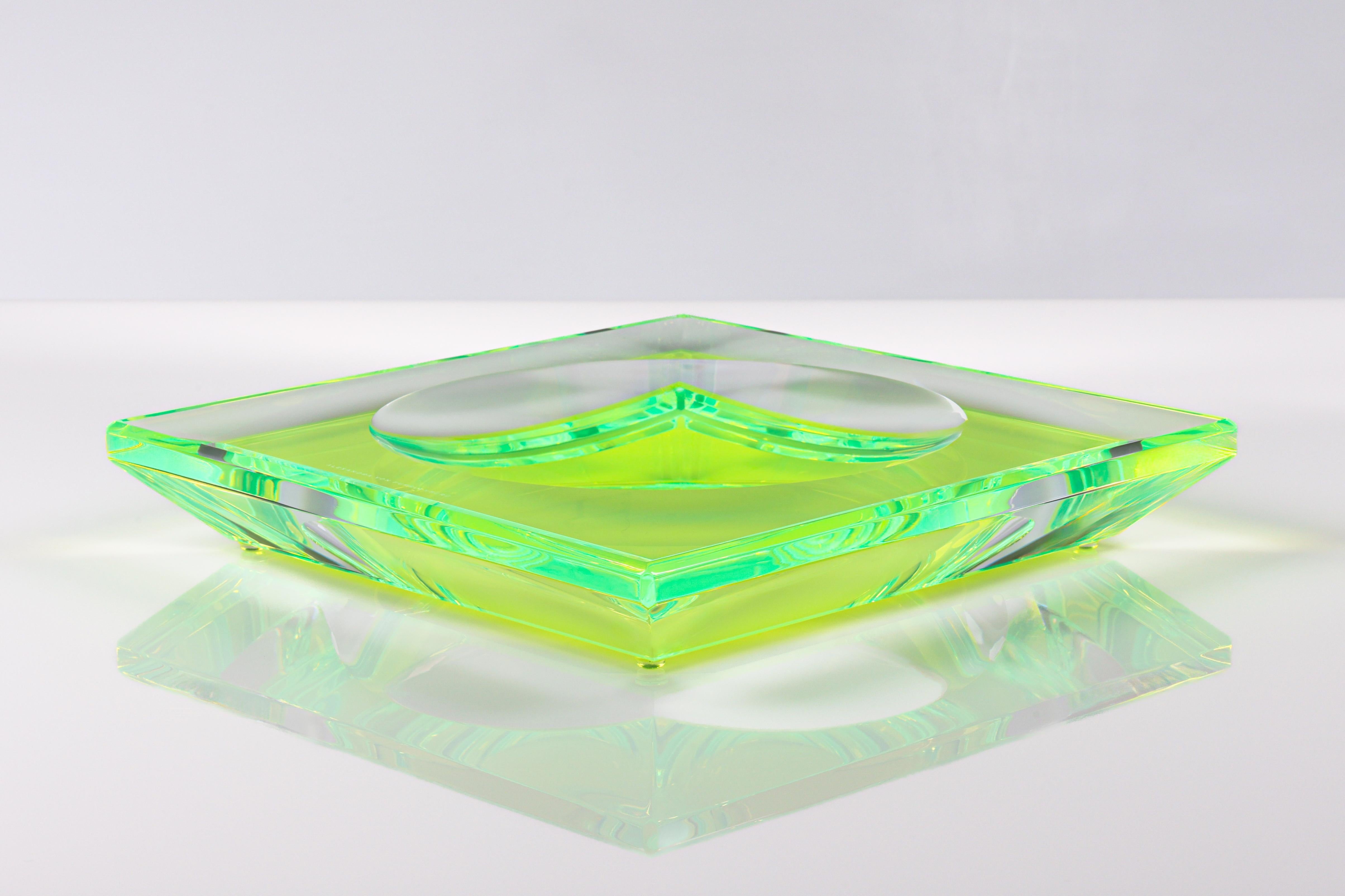 Aggiungi un tocco di glamour moderno al tuo spazio con questa splendida ciotola Lux in acrilico di colore verde della famosa designer Alexandra Von Furstenberg. Realizzato con maestria in acrilico pregiato e lucido, questo pezzo scultoreo mostra