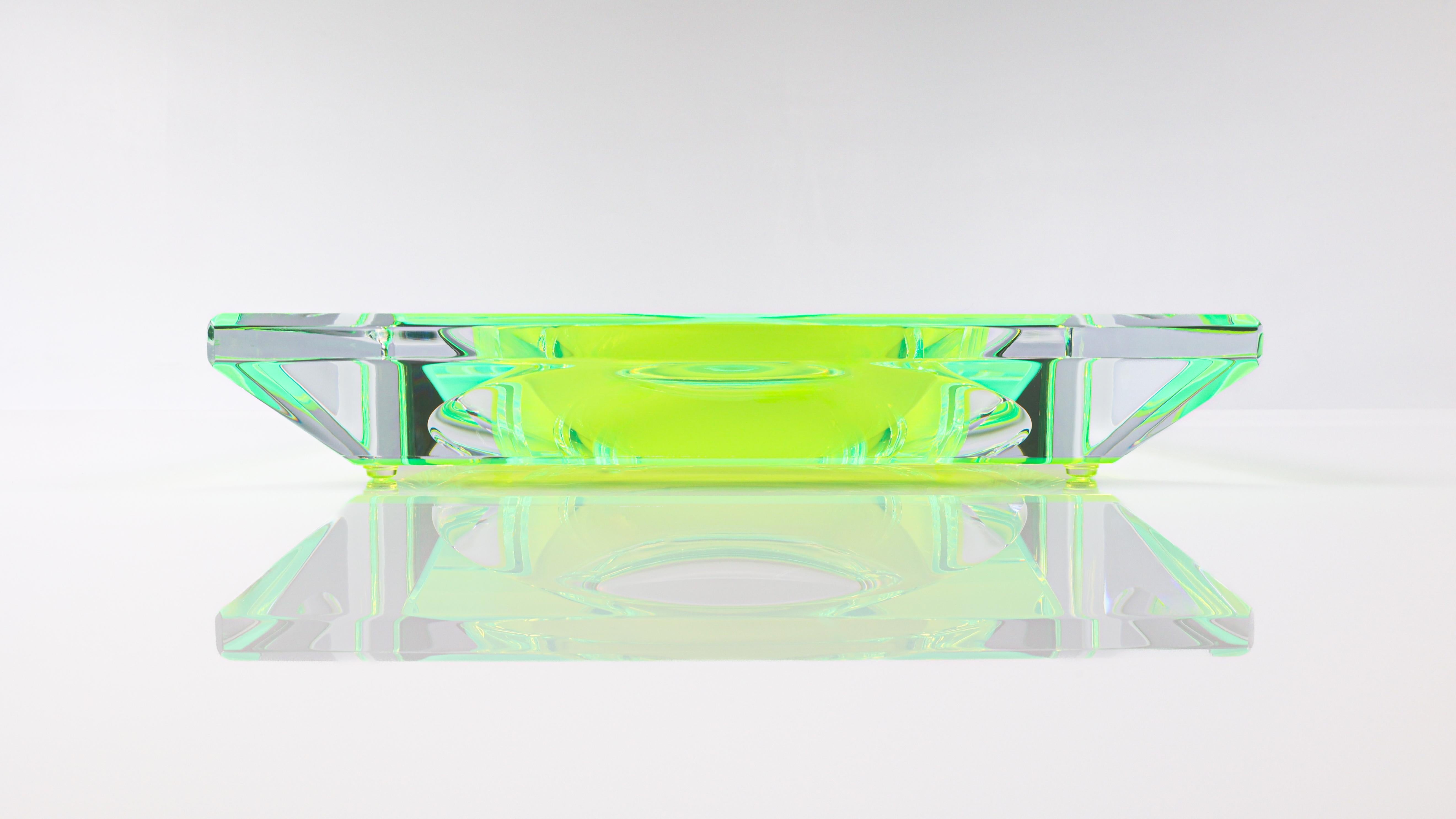 Moderno Alexandra Von Furstenberg Ciotola Lux in acrilico in verde in vendita