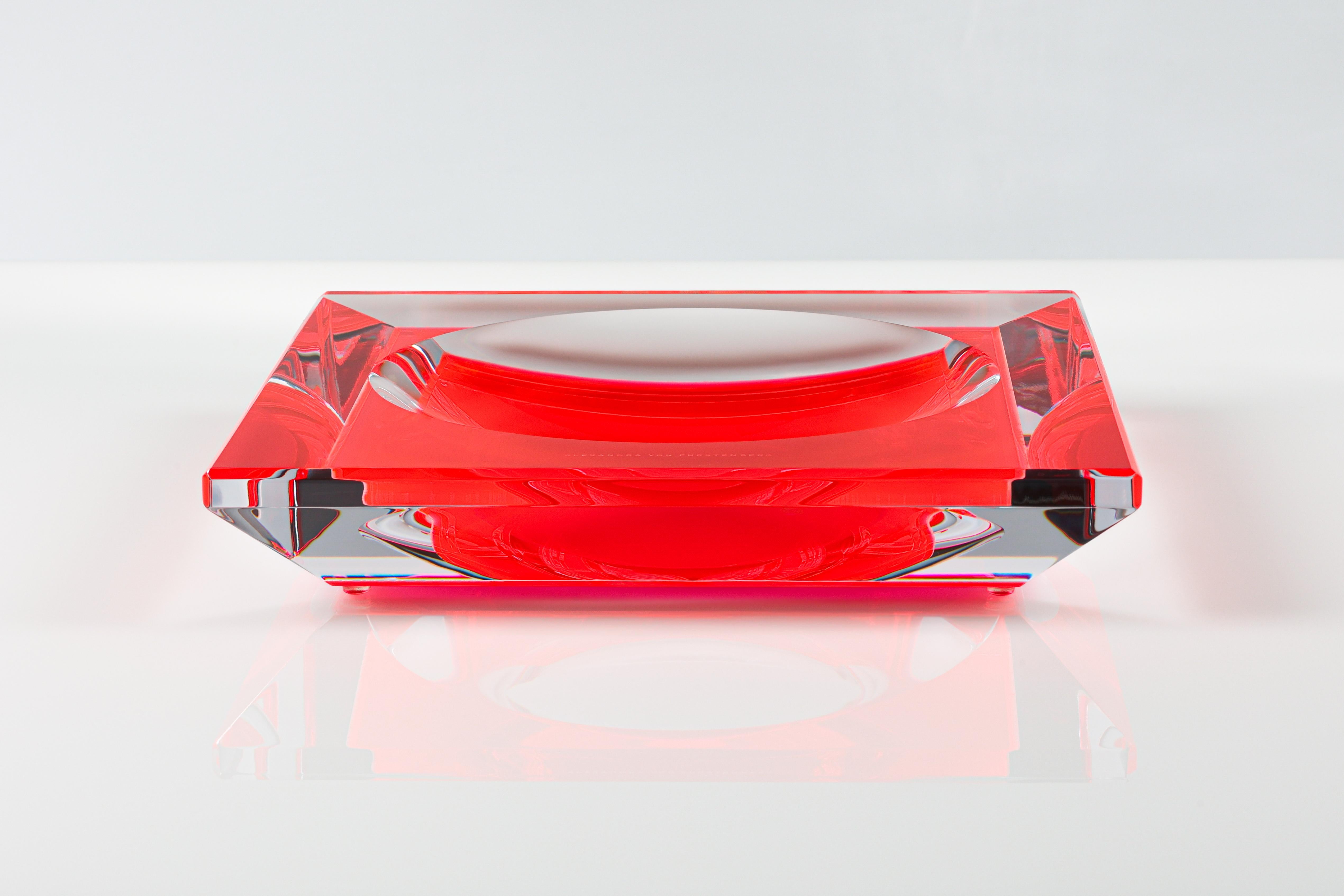 Aggiungi un tocco di glamour moderno al tuo spazio con questa splendida ciotola Lux in acrilico rosso della famosa designer Alexandra Von Furstenberg. Realizzato con maestria in acrilico pregiato e lucido, questo pezzo scultoreo mostra linee pulite