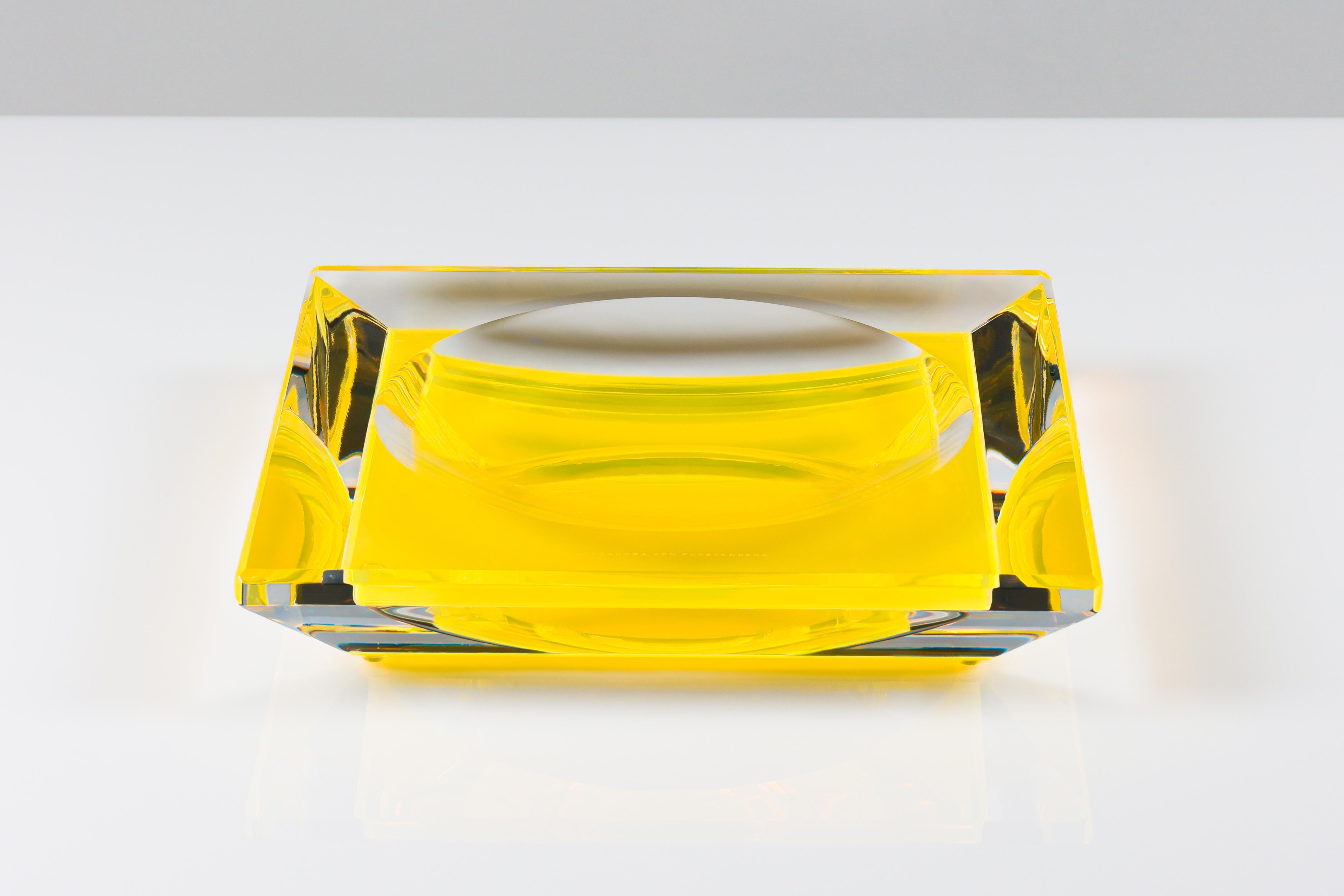 Moderno Alexandra Von Furstenberg Ciotola Lux in acrilico giallo in vendita