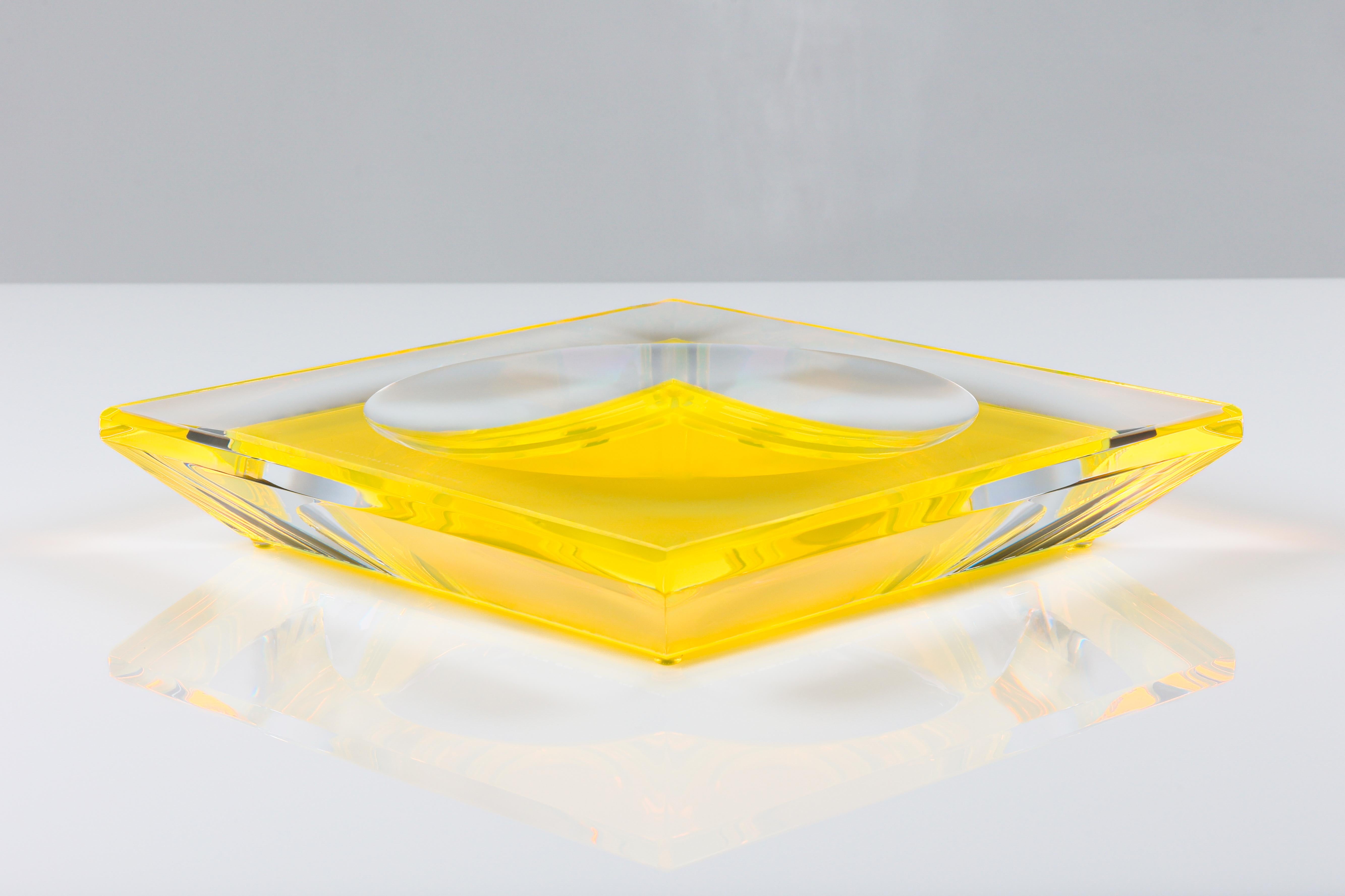 Smussato Alexandra Von Furstenberg Ciotola Lux in acrilico giallo in vendita