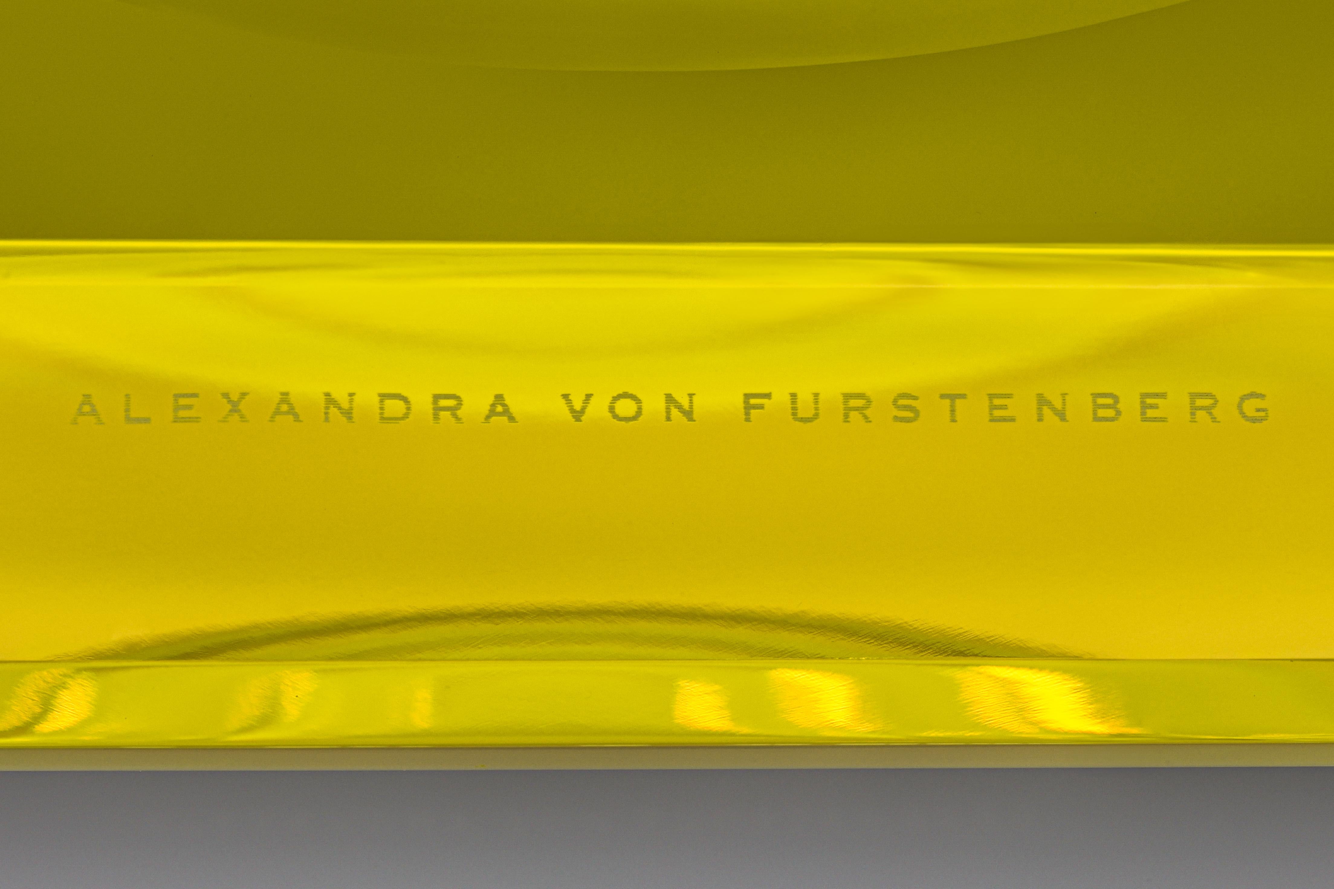 XXI secolo e contemporaneo Alexandra Von Furstenberg Ciotola Lux in acrilico giallo in vendita