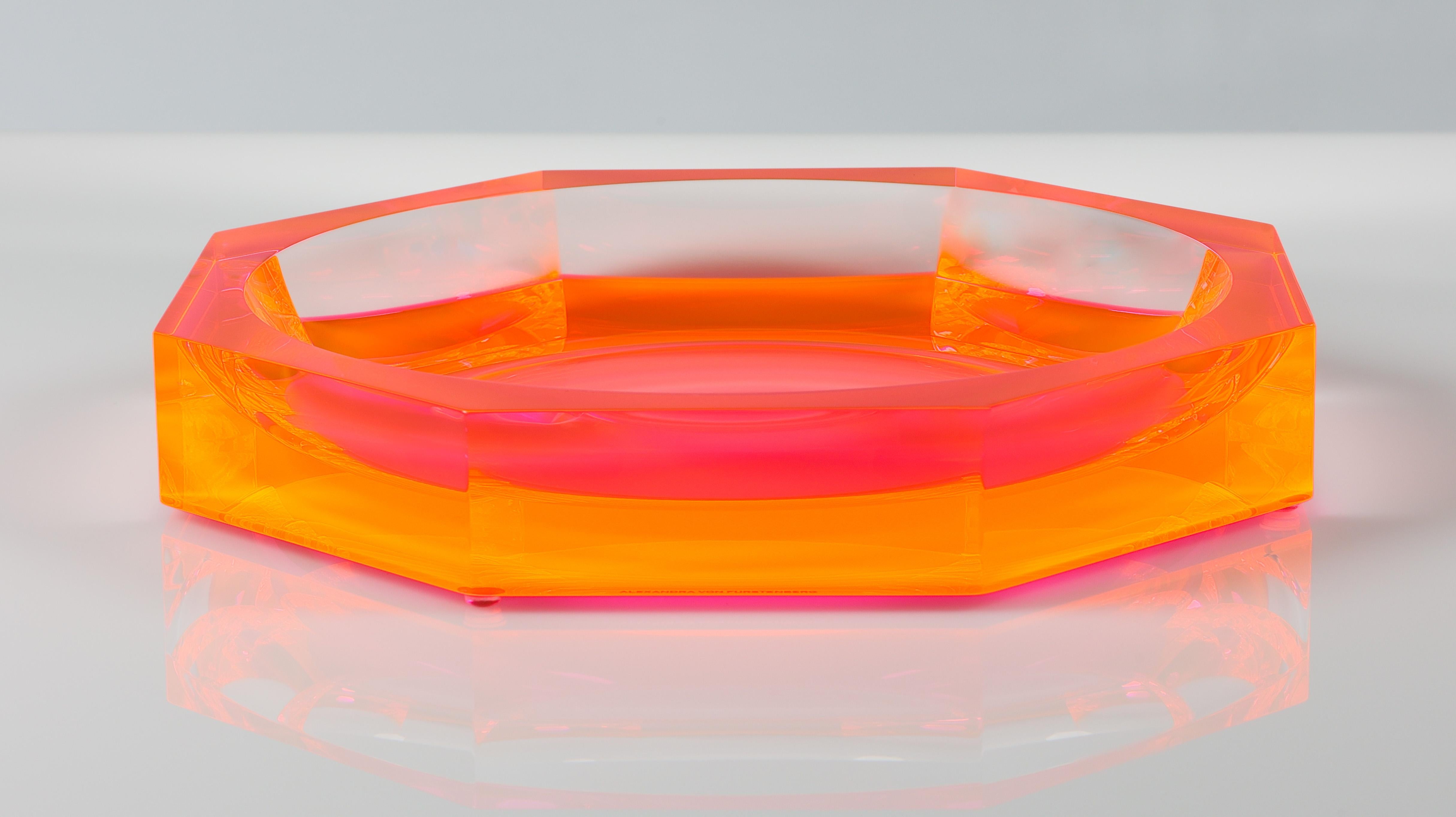 Ajoutez une touche vibrante à votre intérieur avec ce bol décoratif en acrylique de haute qualité d'Alexandra Von Furstor, conçu pour apporter une élégance moderne à n'importe quel espace. Qu'il soit placé sur un îlot de cuisine ou utilisé comme