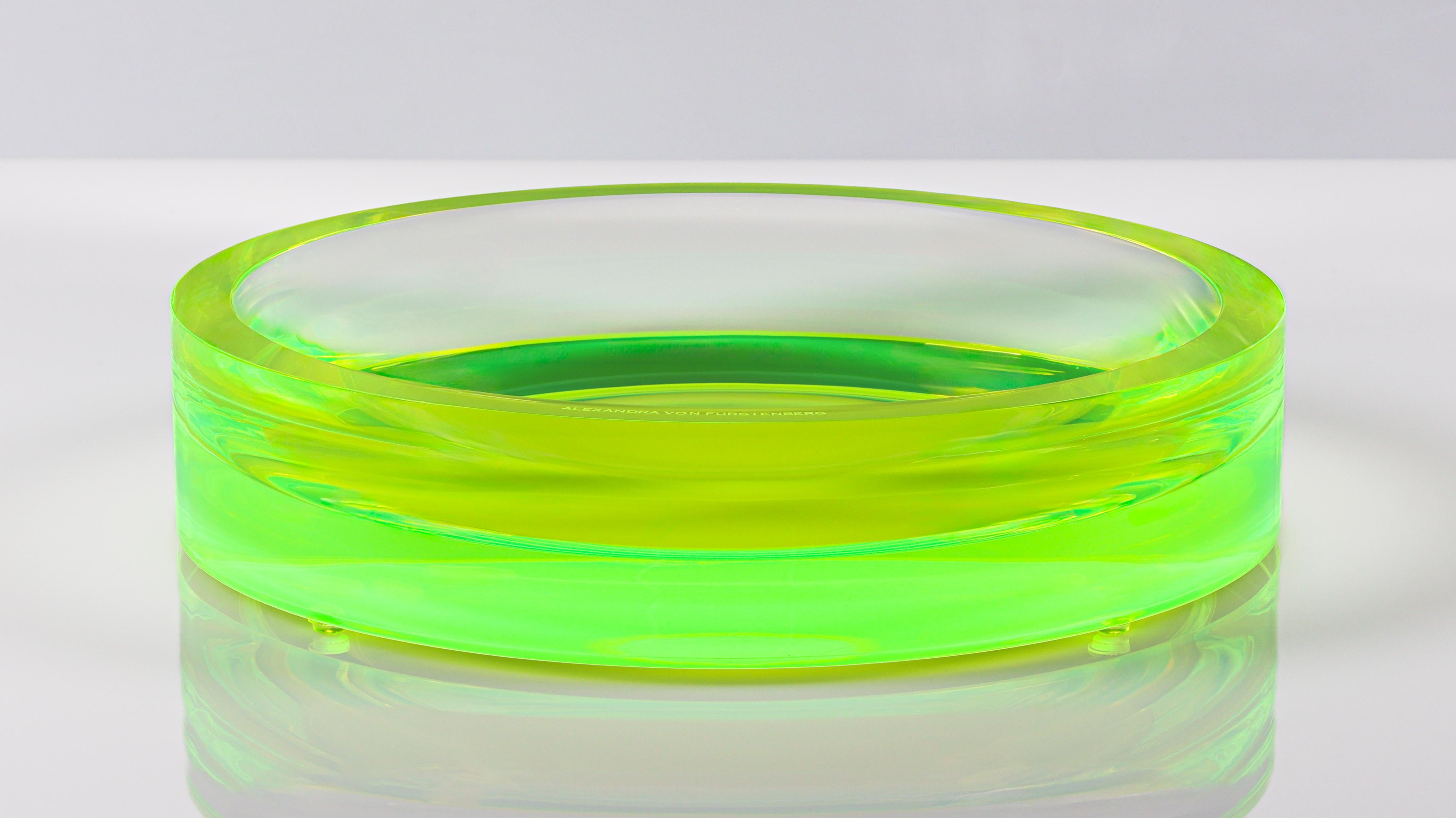 La ciotola Infinity Extra Large in Greene & Greene di Alexandra Von Furstenberg è una dichiarazione audace di design moderno. Sia che venga utilizzata come centrotavola di grande effetto o come raffinato pezzo da portata, questa ciotola in lucite di