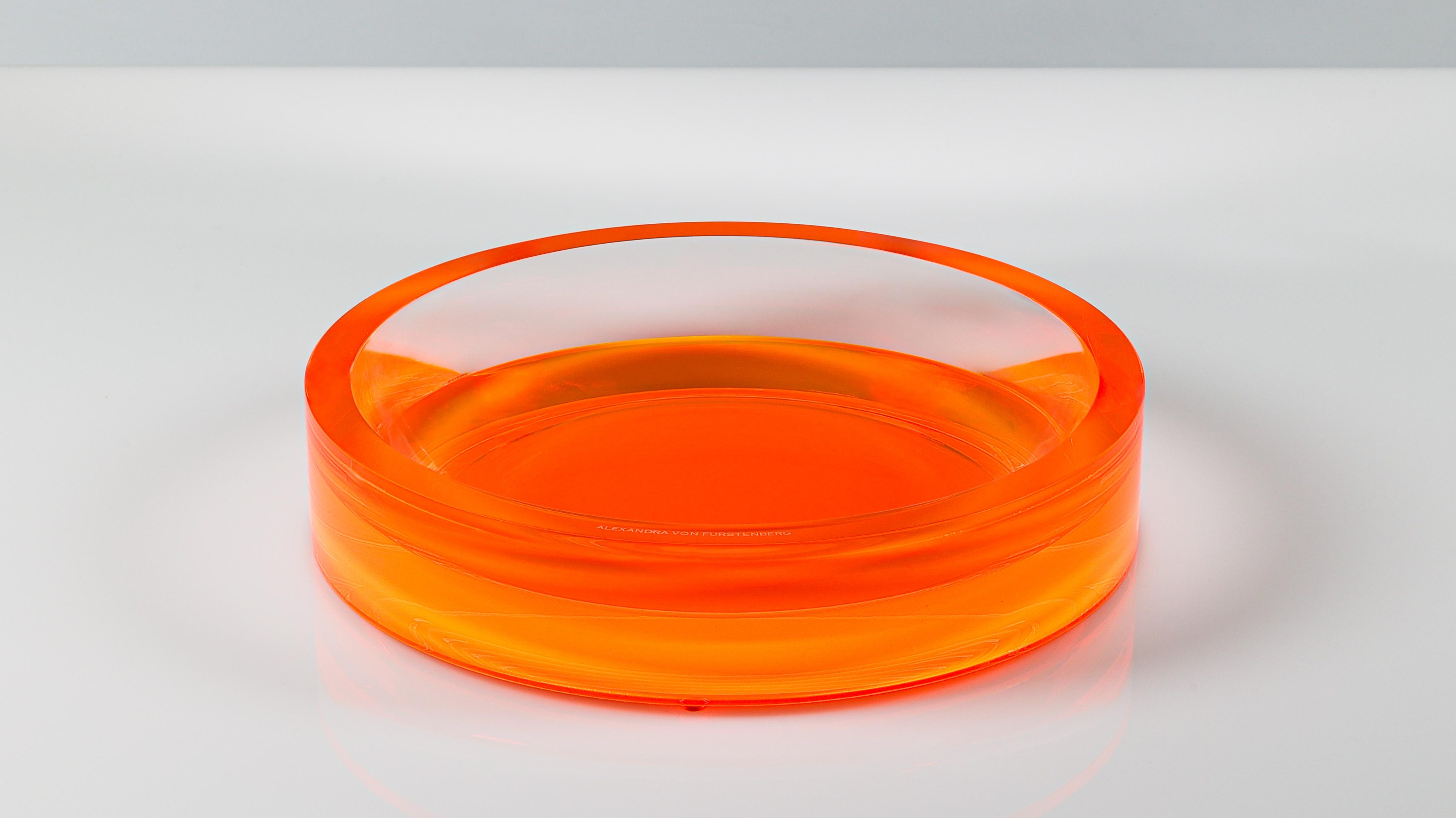 La ciotola Infinity Extra Large in arancione di Alexandra Von Furstenberg è una dichiarazione audace di design moderno. Sia che venga utilizzata come centrotavola di grande effetto o come raffinato pezzo da portata, questa ciotola in lucite di alta