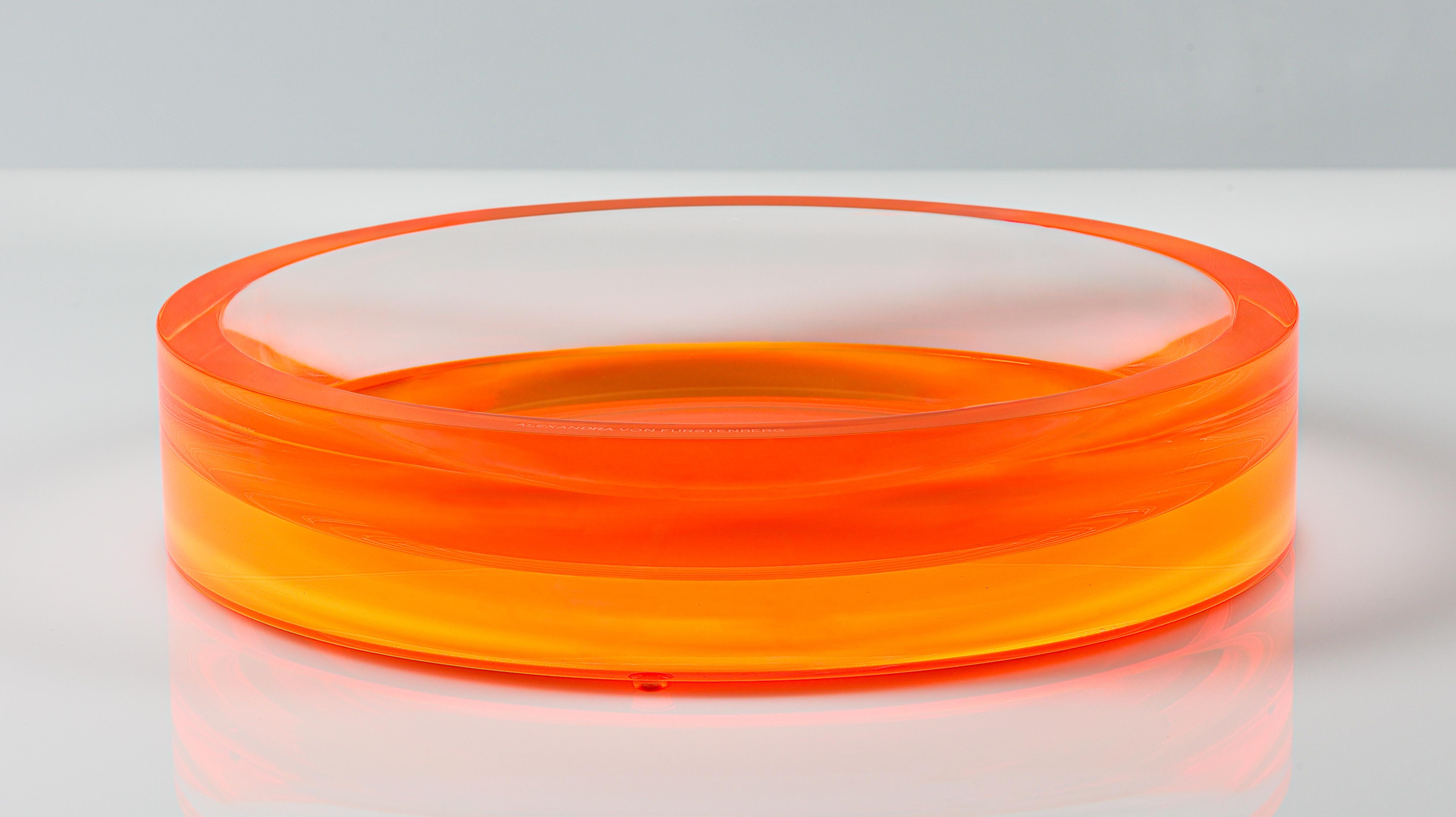 Alexandra Von Furstenberg Ciotola rotonda Infinity in acrilico arancione Extra Large In condizioni Nuovo in vendita a Los Angeles, CA
