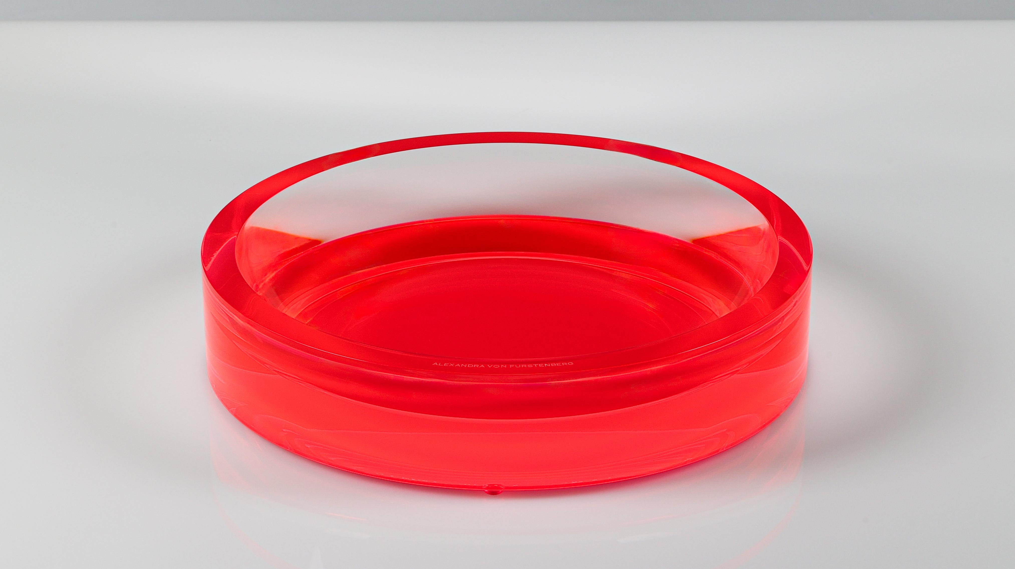 The Extra Large Infinity Bowl in Red by Alexandra Von Furstenberg is a bold statement in modern design. Whether used as a striking centerpiece, or refined serving piece, this high-quality lucite bowl brings effortless sophistication to any setting,