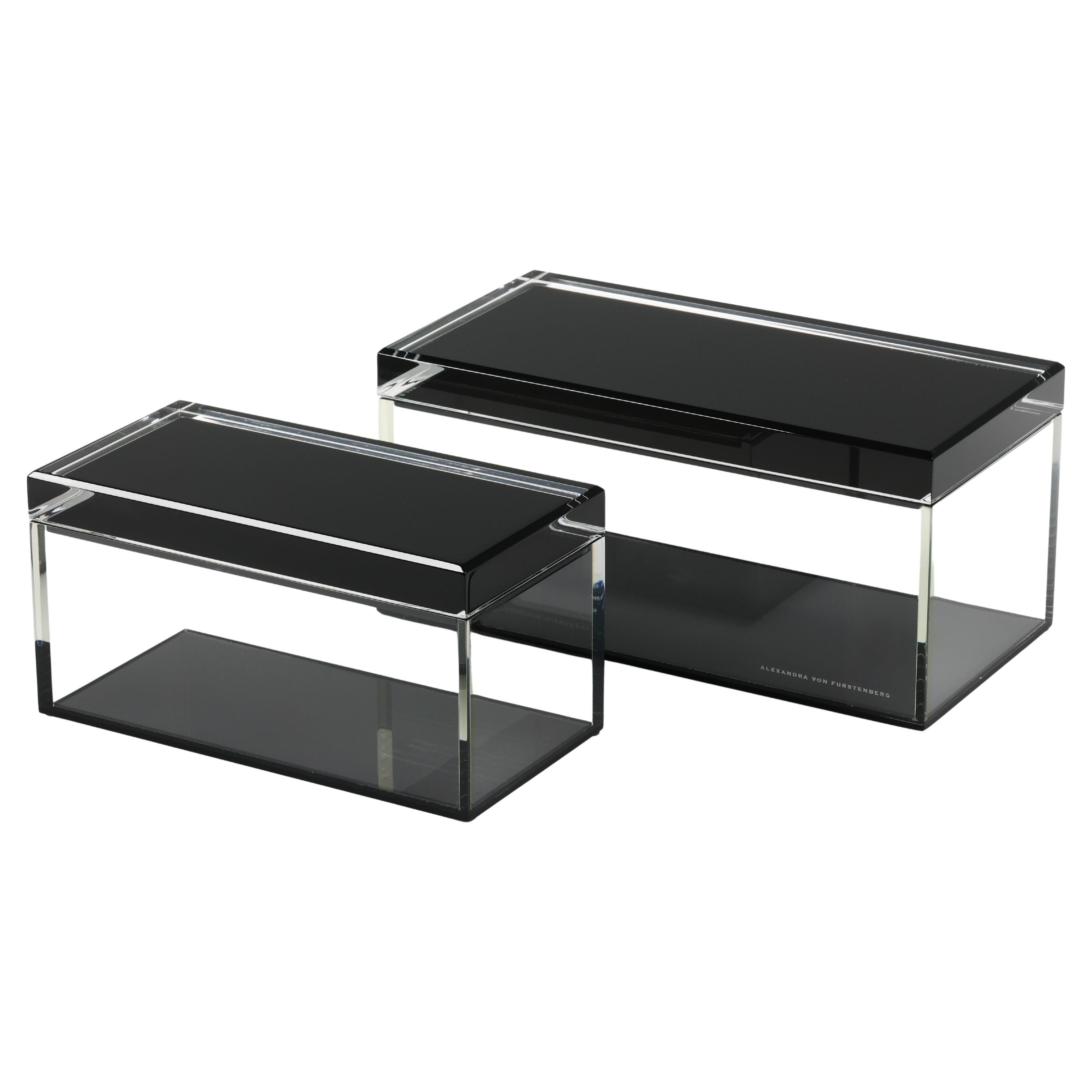 Añade un atrevido toque de glamour moderno a tu espacio con esta caja acrílica para tesoros de Alexandra Von Furstenberg, con un llamativo negro brillante. Fabricada en Lucite de alta calidad, esta elegante caja decorativa es perfecta para guardar
