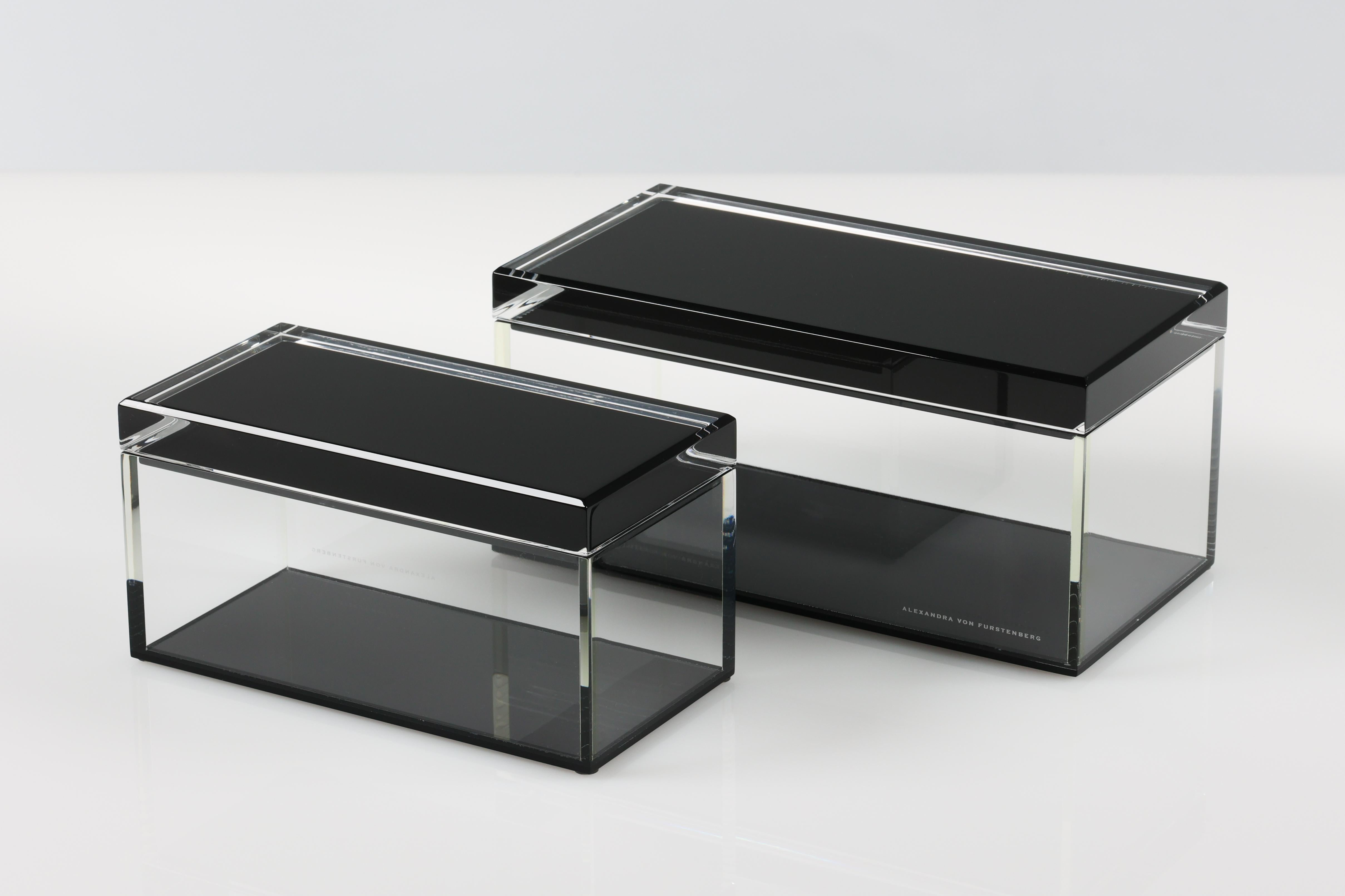 Añade un atrevido toque de glamour moderno a tu espacio con esta caja acrílica para tesoros de Alexandra Von Furstenberg, con un llamativo color Negro. Fabricada en Lucite de alta calidad, esta elegante caja decorativa es perfecta para guardar