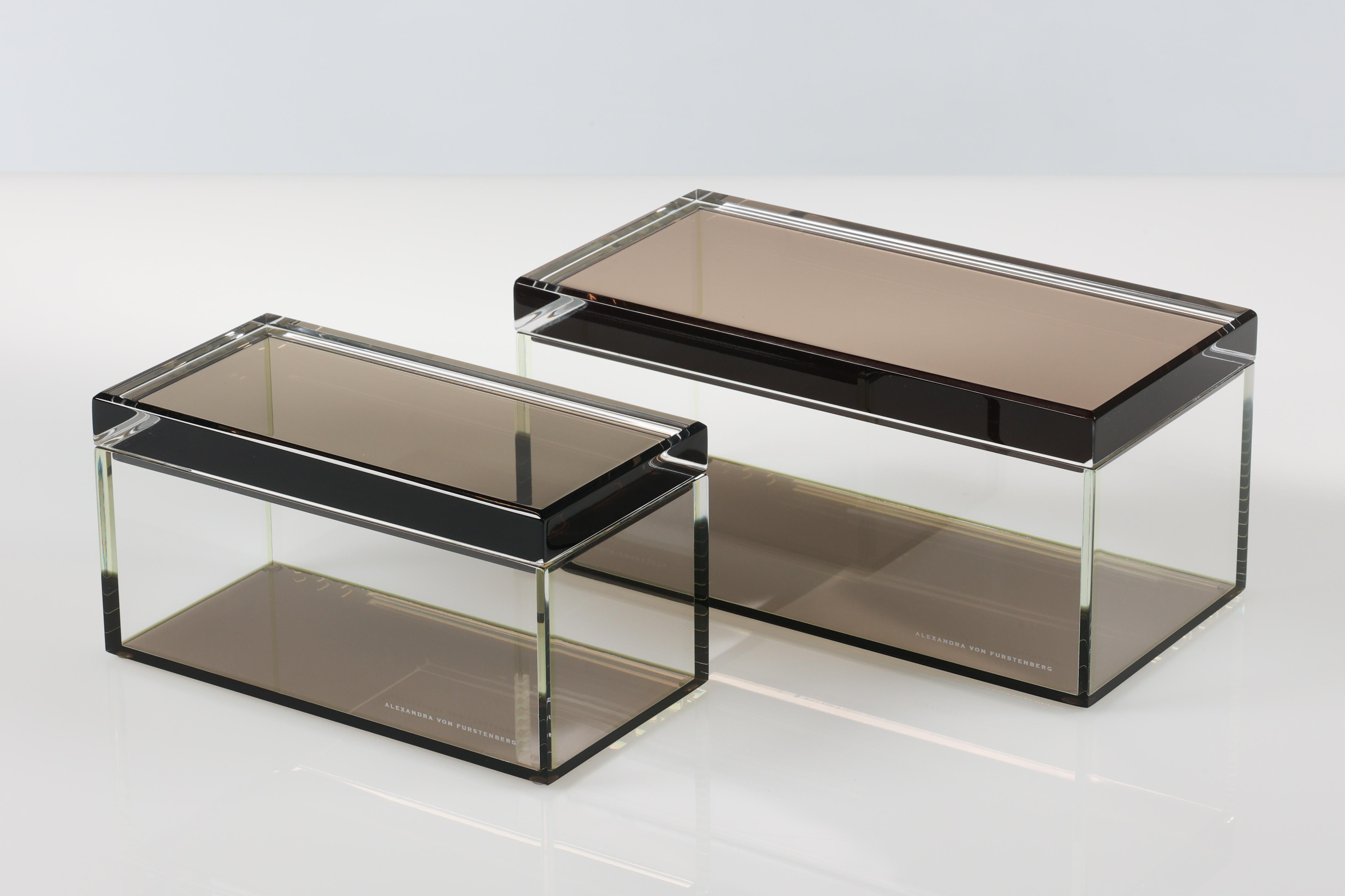 Añade un atrevido toque de glamour moderno a tu espacio con esta caja de tesoros acrílica de Alexandra Von Furstenberg, con un llamativo Bronce. Fabricada en Lucite de alta calidad, esta elegante caja decorativa es perfecta para guardar joyas,
