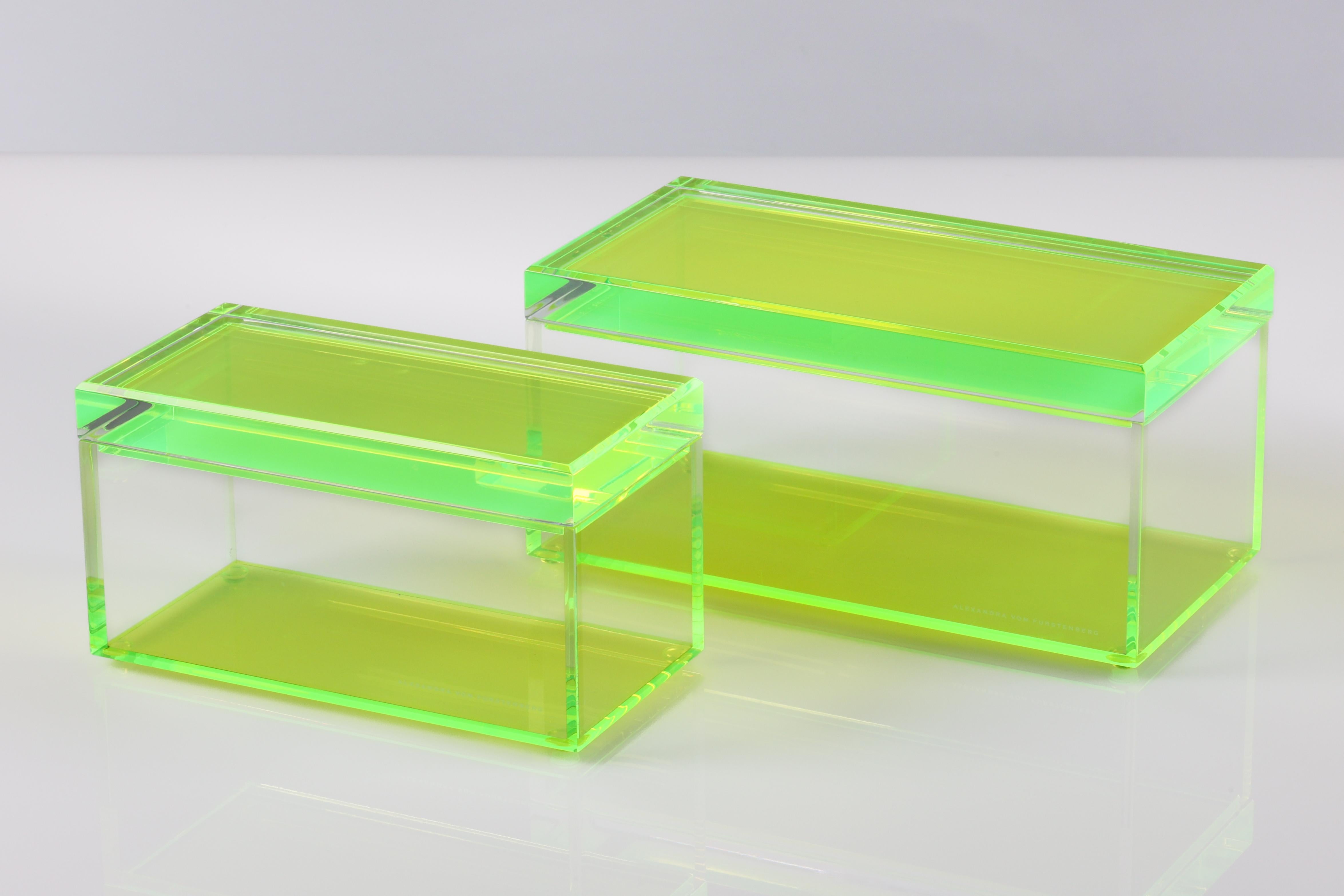Añade un atrevido toque de glamour moderno a tu espacio con esta caja de tesoros acrílica de Alexandra Von Furstenberg, con un llamativo verde neón. Fabricada en Lucite de alta calidad, esta elegante caja decorativa es perfecta para guardar joyas,