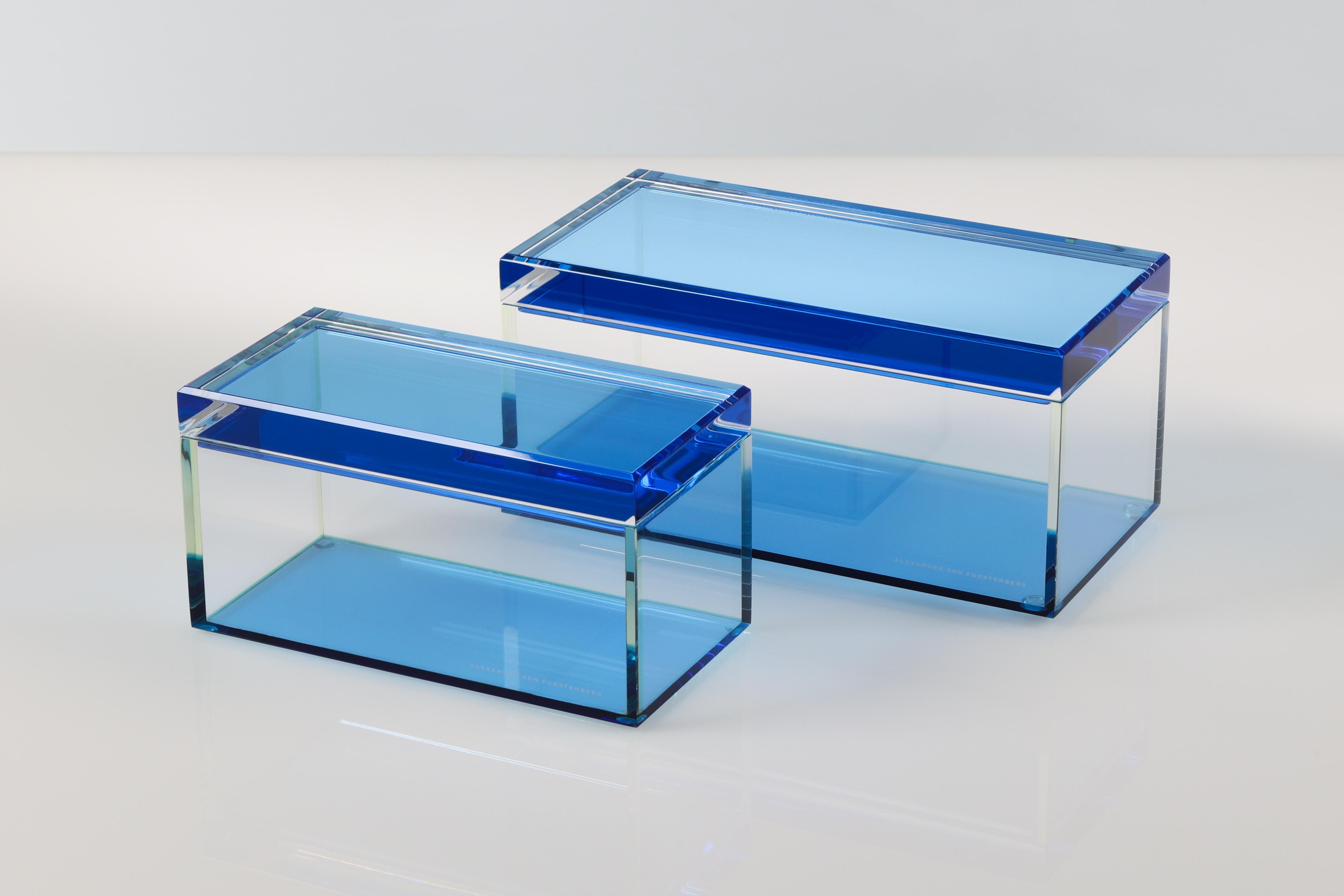 Dieses Acryl-Schatzkästchen von Alexandra Von Furstenberg mit dem auffälligen Lagoon-Motiv verleiht Ihrem Raum einen Hauch von modernem Glamour. Diese schicke, dekorative Aufbewahrungsbox aus hochwertigem Lucite eignet sich perfekt zur Aufbewahrung