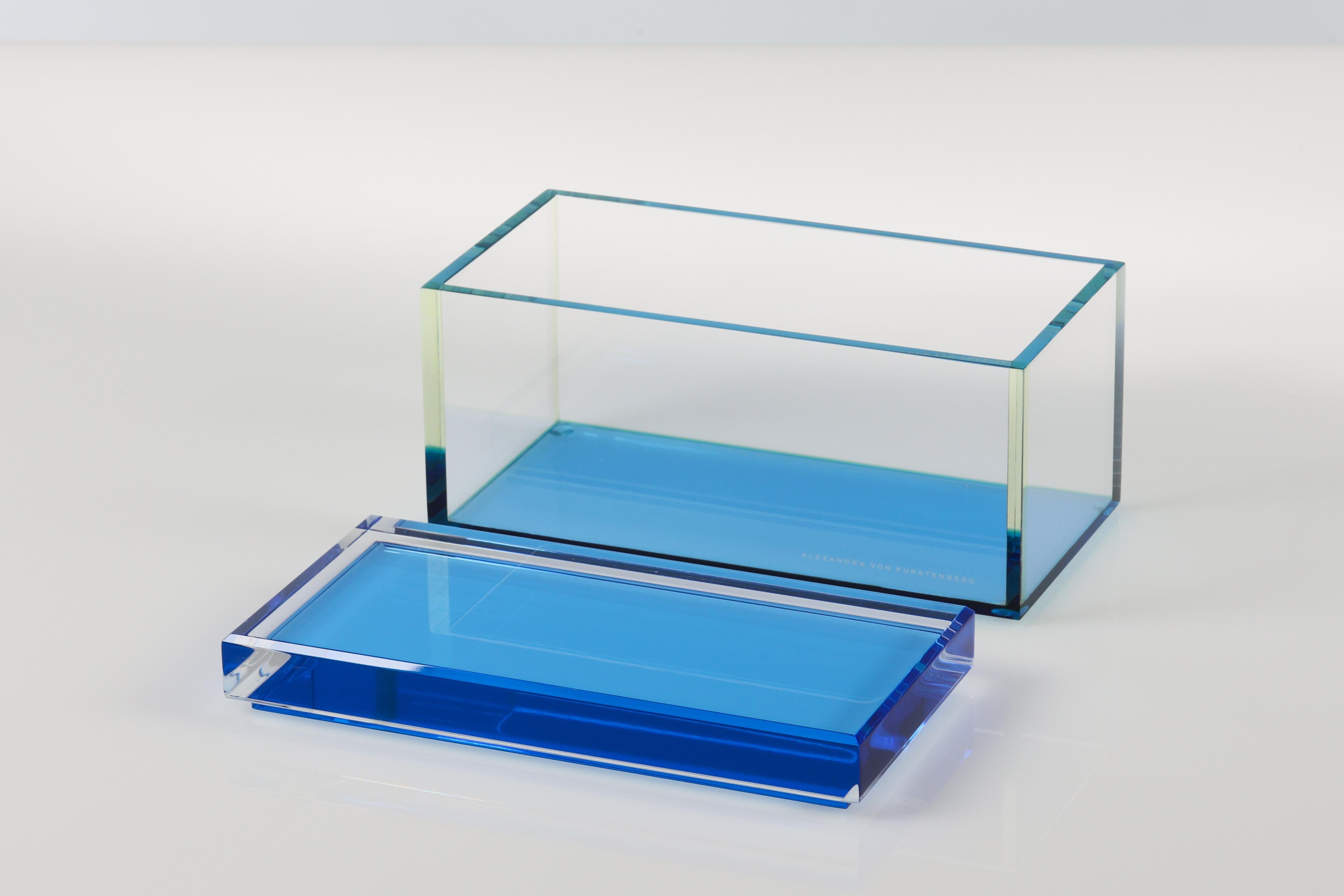 Moderne Alexandra Von Furstenberg Boîte à trésors en acrylique lagon - Boîte de rangement moyenne en vente