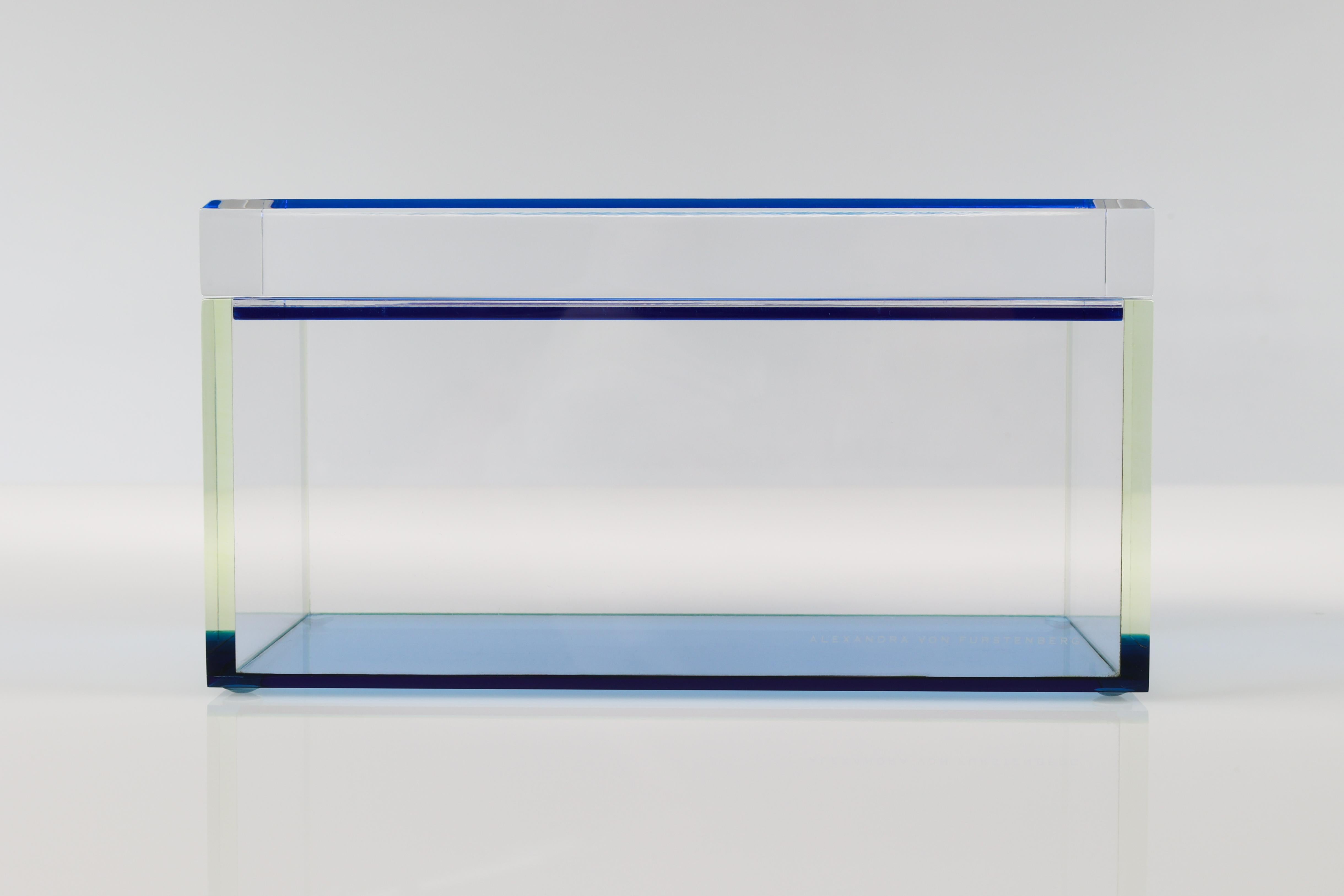 Biseauté Alexandra Von Furstenberg Boîte à trésors en acrylique lagon - Boîte de rangement moyenne en vente