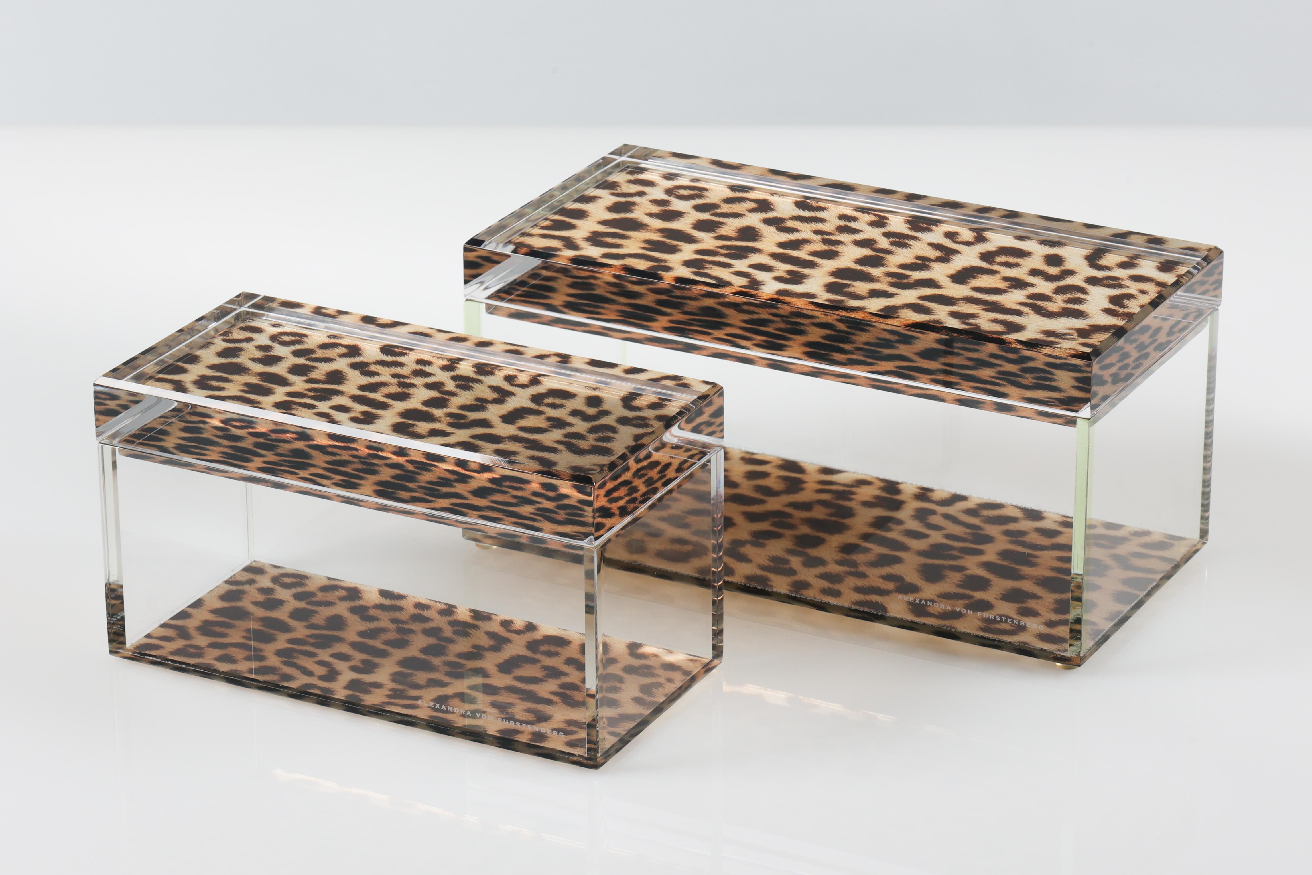 Añade un atrevido toque de glamour moderno a tu espacio con este cofre acrílico de Alexandra Von Furstenberg, con un llamativo estampado de leopardo. Fabricada en Lucite de alta calidad, esta elegante caja decorativa es perfecta para guardar joyas,