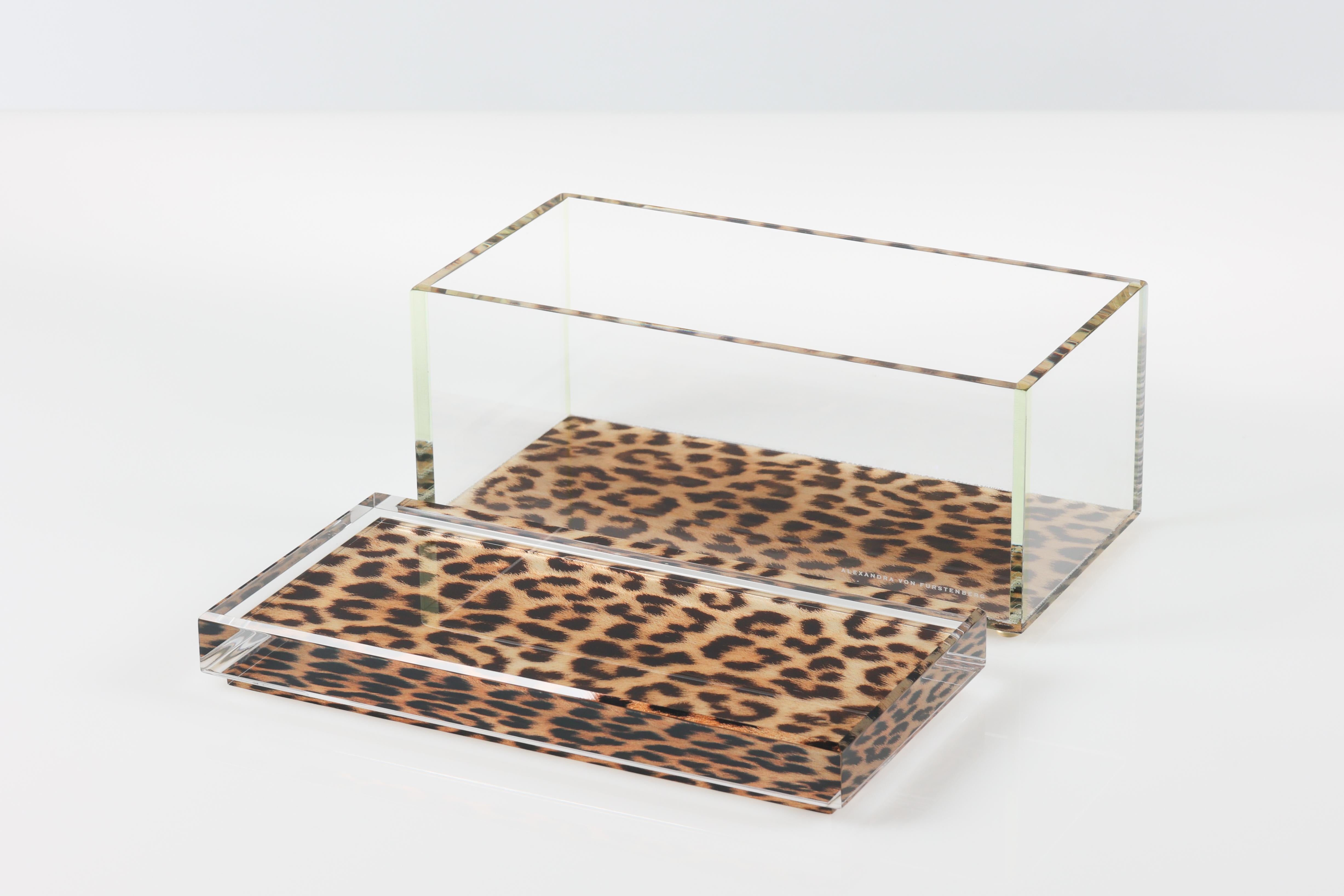Alexandra Von Furstenberg Caja acrílica del tesoro en leopardo - Caja de almacenaje grande Moderno en venta