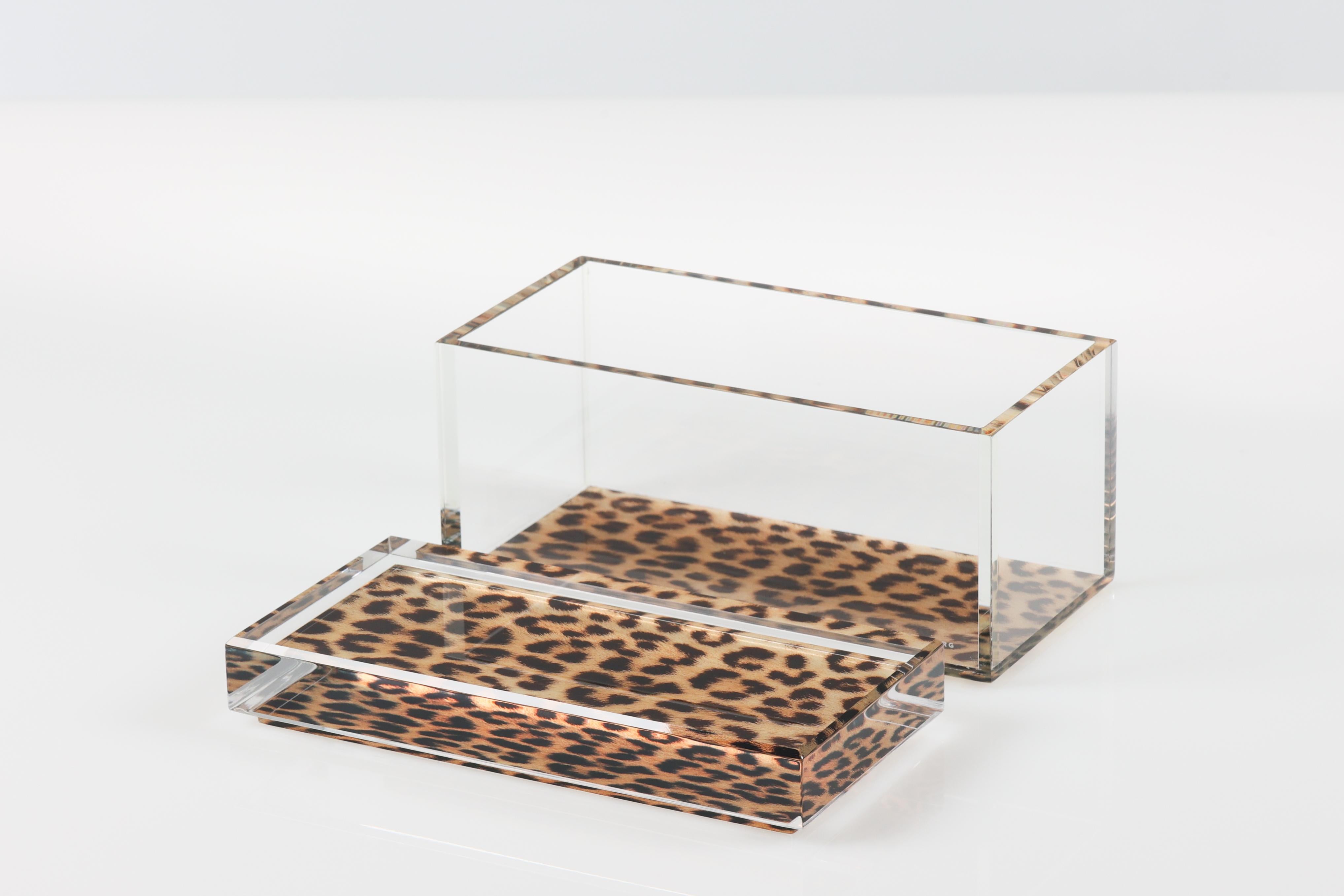 Alexandra Von Furstenberg Caja acrílica del tesoro en leopardo - Caja de almacenaje mediana Moderno en venta