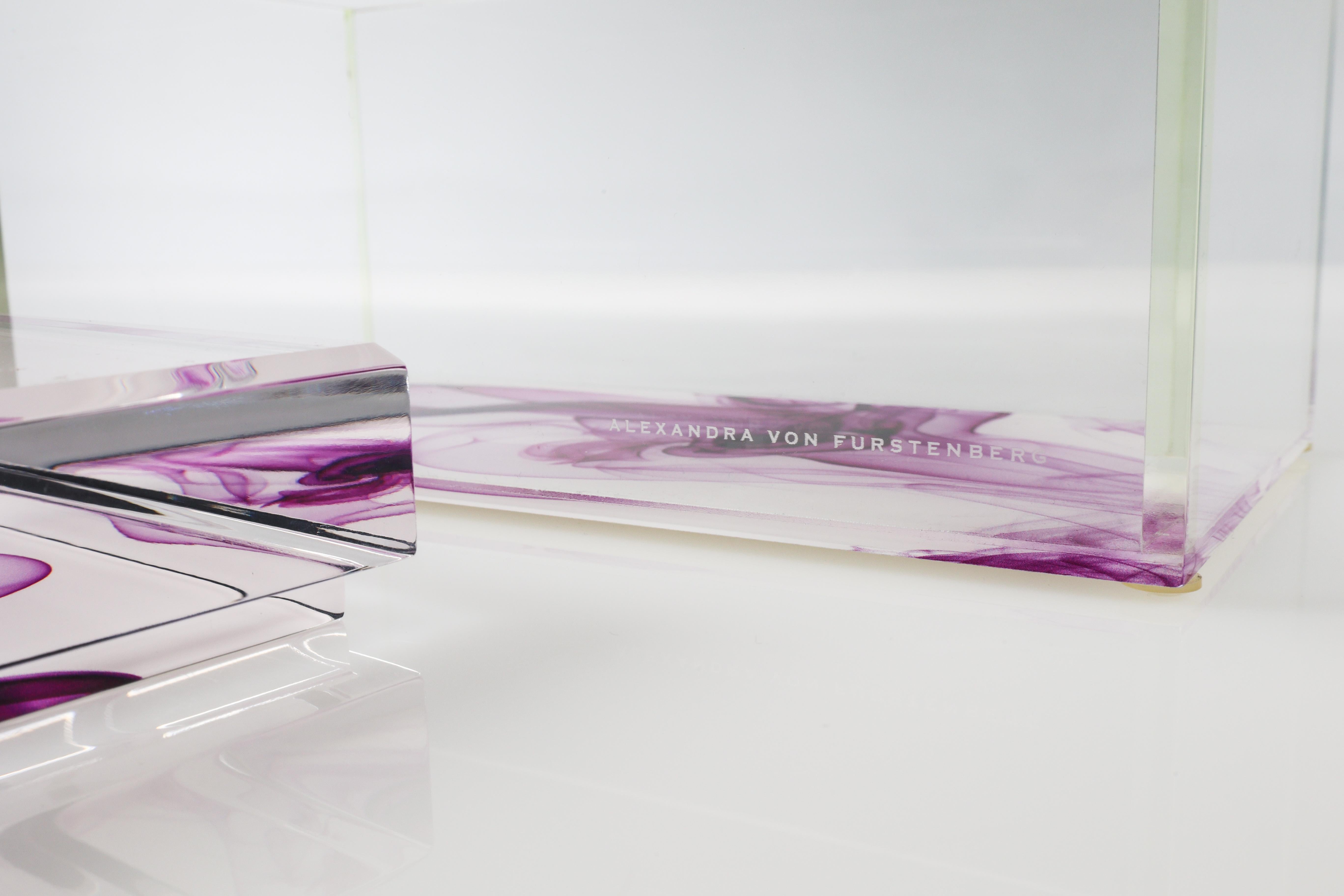 Caja acrílica del tesoro Alexandra Von Furstenberg en magenta ahumado - Caja grande Estadounidense en venta