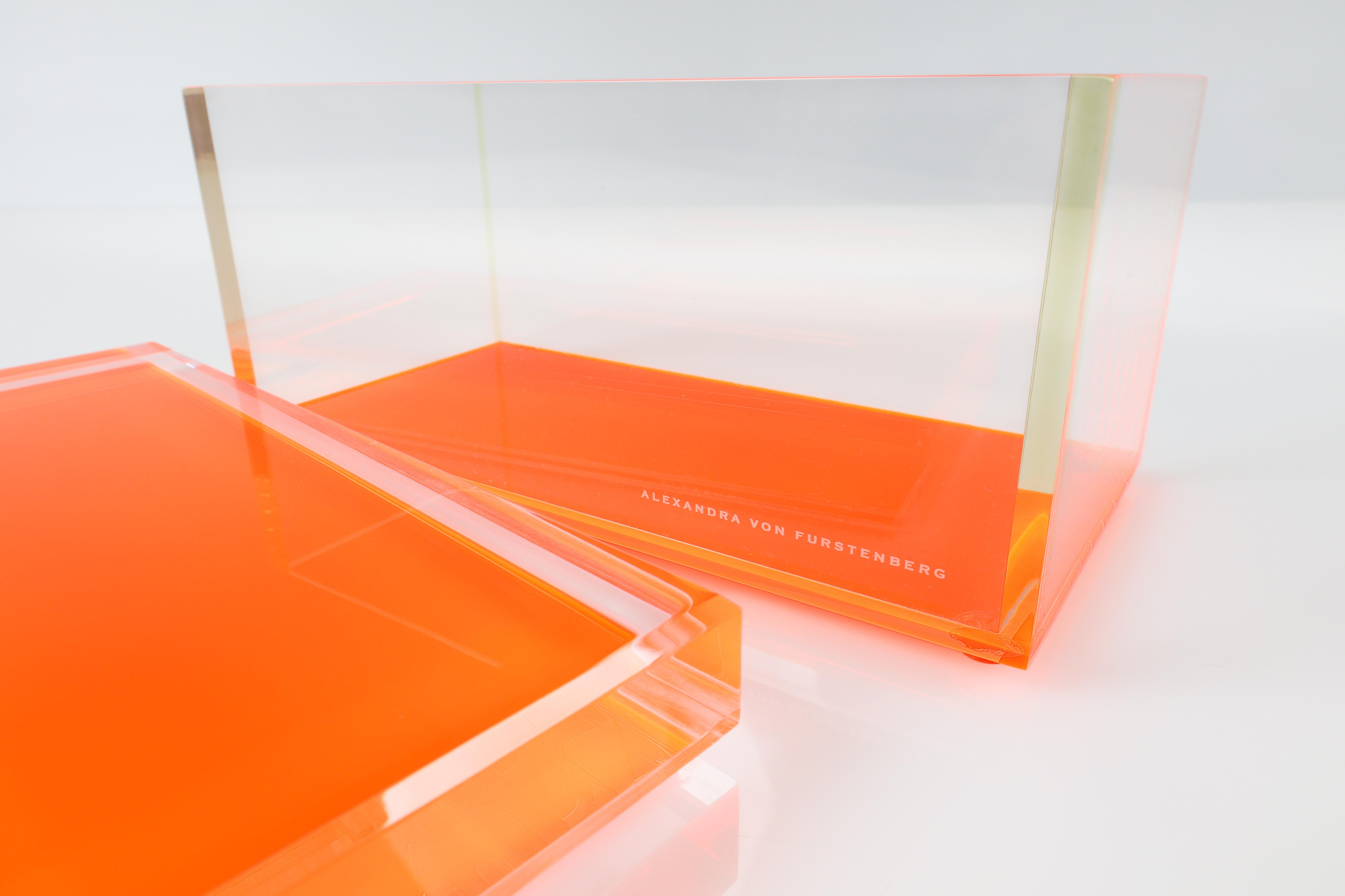 Alexandra Von Furstenberg Caja acrílica del tesoro en naranja - Caja de almacenaje mediana Estadounidense en venta